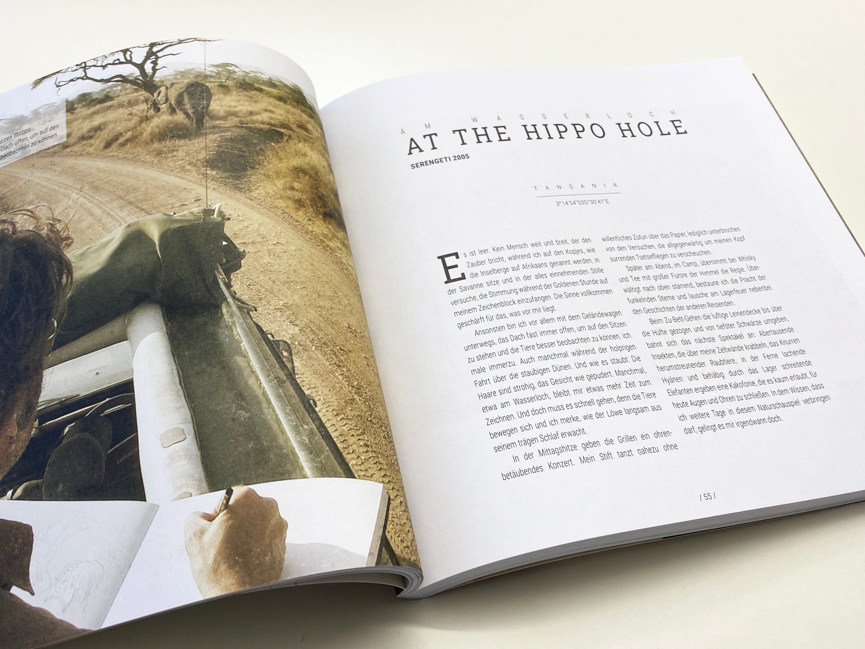 In einem aufgeschlagenen Magazin ist ein Artikel mit dem Titel „At the Hippo Hole“ zu sehen, auf dem Michael Meier in seinem Skizzenbuch „Nicht vom Beckenrand springen! – Reiseskizzen 1987-2021“ Wildtiere skizziert.