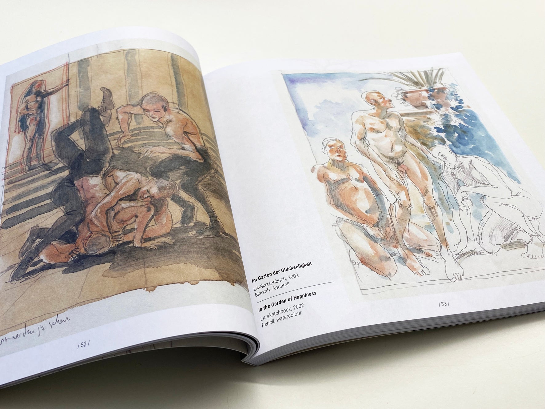 Öffnen Sie „Nicht vom Beckenrand springen! – Reiseskizzen 1987-2021“ von Michael Meier, um auf beiden Seiten Skizzen nackter und halbnackter menschlicher Figuren in verschiedenen Posen zu sehen, die einem Bildband oder einem detaillierten Skizzenbuch ähneln.