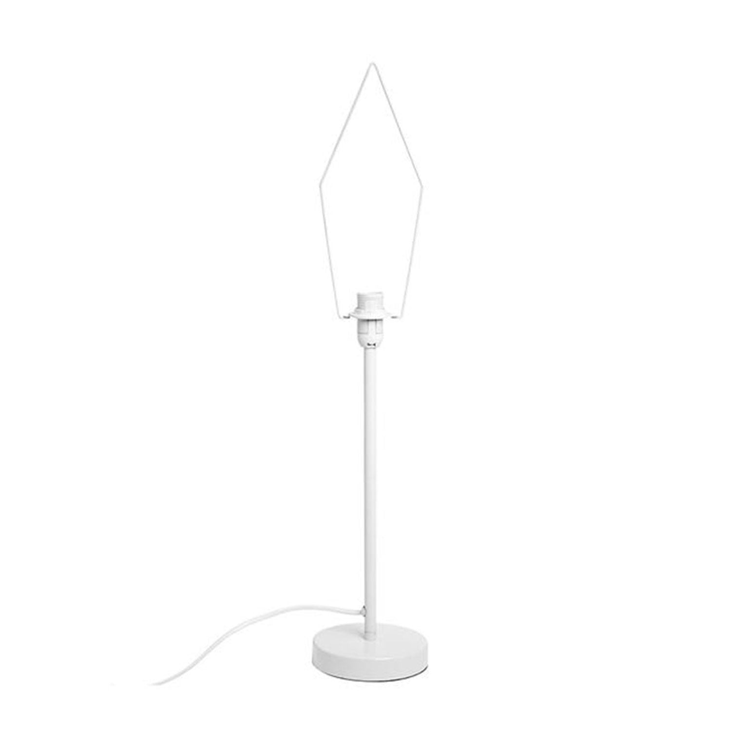 Eine minimalistische weiße Lampe mit geometrischem Drahtgitter-Design ersetzt den traditionellen Lampenschirm und sitzt auf einem runden Lampenfuß. Ihr zylindrischer Ständer und das sichtbare Kabel schaffen eine klare Ästhetik vor dem schlichten weißen Hintergrund und verkörpern die Eleganz moderner Tischleuchten.