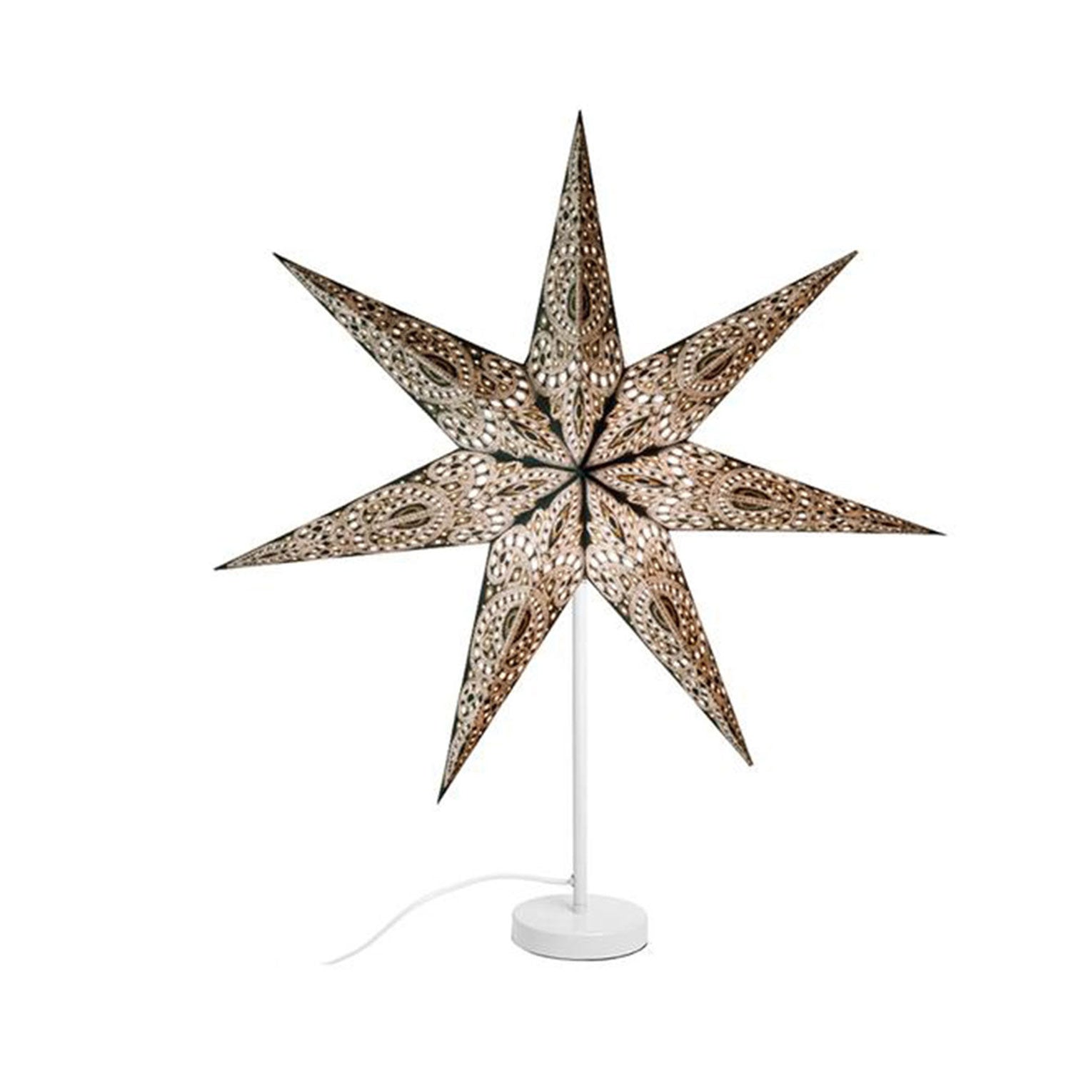 Eine stilvolle sternförmige Tischleuchte mit aufwendigen Ausschnitten steht auf dem schlichten weißen Lampenfuß. Ihr Licht wirft dekorative Muster, die an Leuchtsterne erinnern, mit einem anmutigen weißen Kabel, das vom Sockel ausgeht.