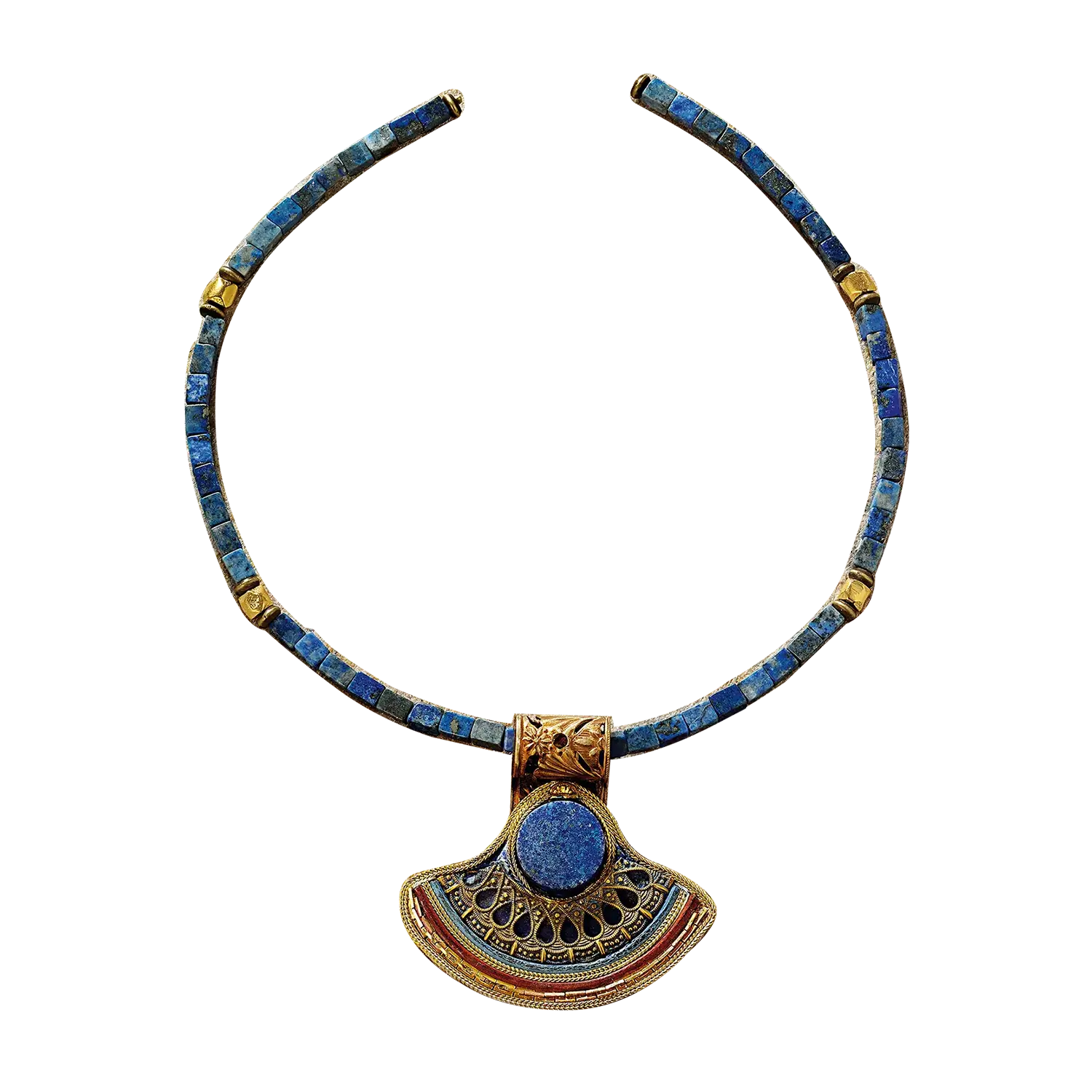 Elegantes Collier mit einem auffälligen Anhänger aus tiefblauem Lapislazuli. Der große, ovale Anhänger (ca. 6 x 5,5 cm) ist von kunstvoll verziertem, 24 Karat vergoldetem Messing eingefasst, teilweise handkoloriert. Die Kette ist zart gearbeitet, in der Länge verstellbar (40–47 cm) und mit einem Karabinerverschluss versehen. Der edle Farbkontrast zwischen Gold und Blau verleiht dem Schmuckstück eine königliche und zugleich mystische Ausstrahlung.