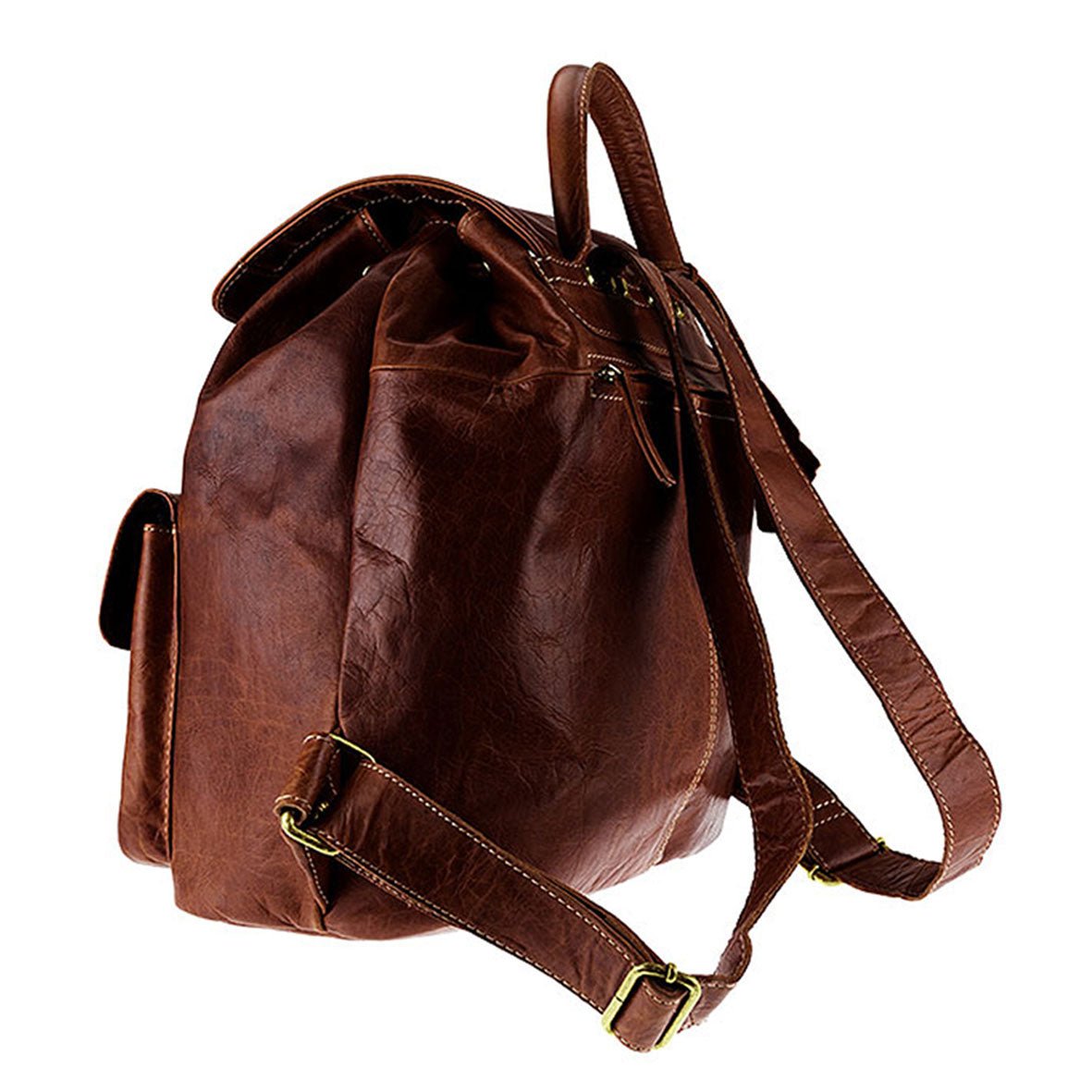 Die Seitenansicht des Vintage-Lederrucksacks JACOB'S WAY Farbe Brandy zeigt verstellbare Riemen, Messingschnallen und einen Tragegriff. Dieser braune Leder-Tagesrucksack hat eine leicht strukturierte Oberfläche und ist somit ideal für den Alltag und Reisen.