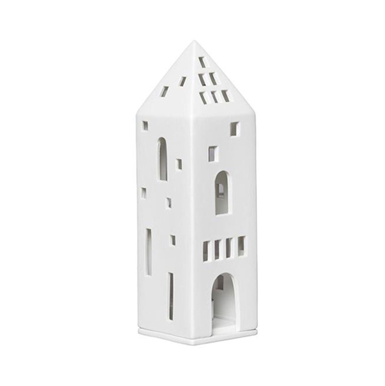 Das Lichthaus „Turm“ ist ein weißer Kerzenhalter aus Keramik in Turmform mit minimalistischem Design, spitzem Dach und ausgeschnittenen Fenstern und Türen, der an ein handgefertigtes Lichthaus mit dem rustikalen Charme eines kleinen Schlosses oder Leuchtturms erinnert.