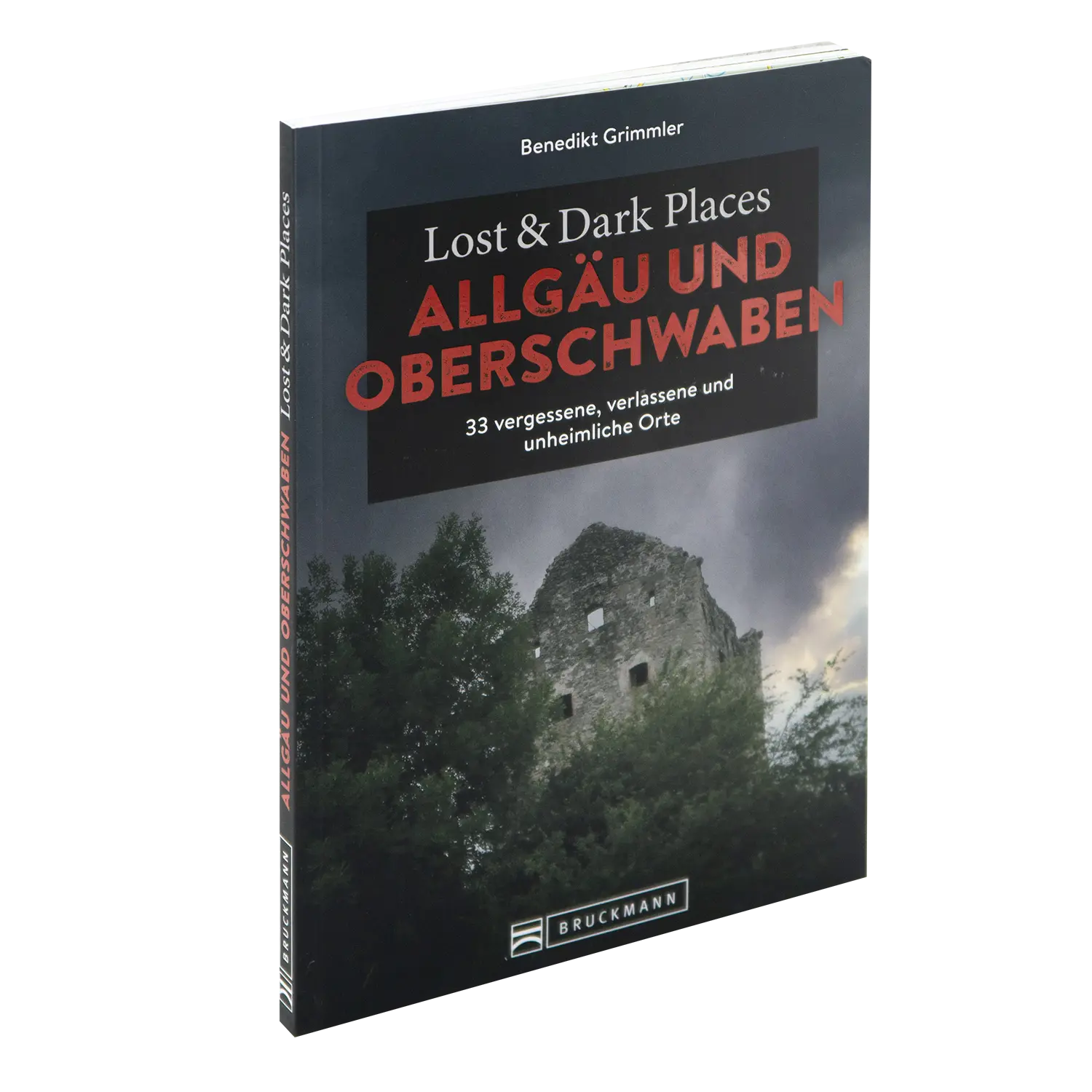 Das Cover von „Lost & Dark Places Allgäu & Oberschwaben“ von Benedikt Grimmler zeigt auf eindringliche Weise unheimliche Orte mit einem verfallenen Steingebäude unter einem bewölkten Himmel, umgeben von schattenspendenden Bäumen.