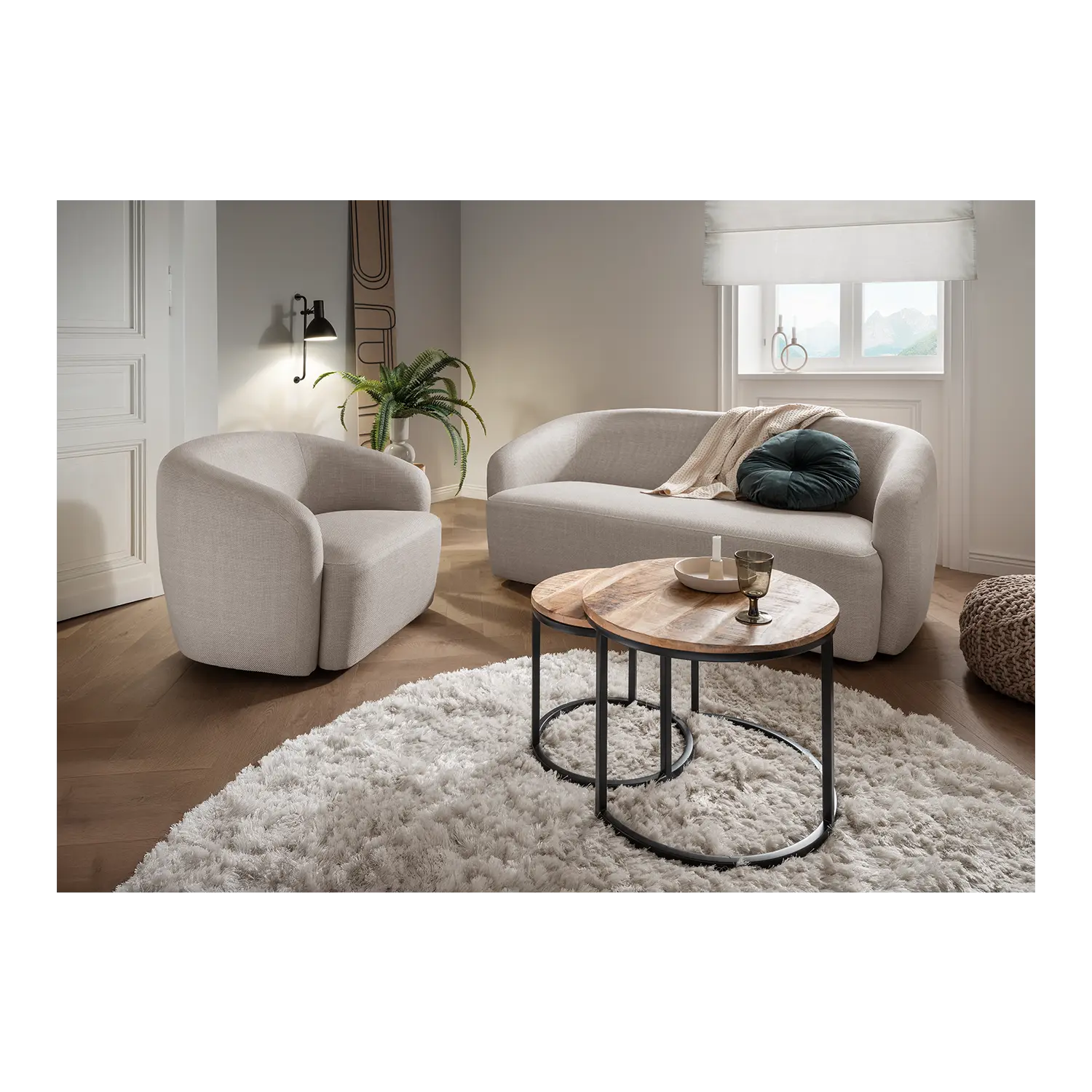 Modernes Wohnzimmer mit dem Loungeset Loconia Fermo und einem Zottelteppich.