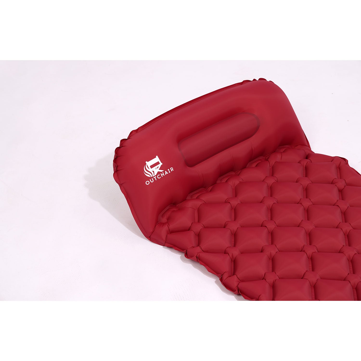 Die rote aufblasbare Campingmatratze „Outchair“ mit integriertem Kissen und gesteppter Struktur .