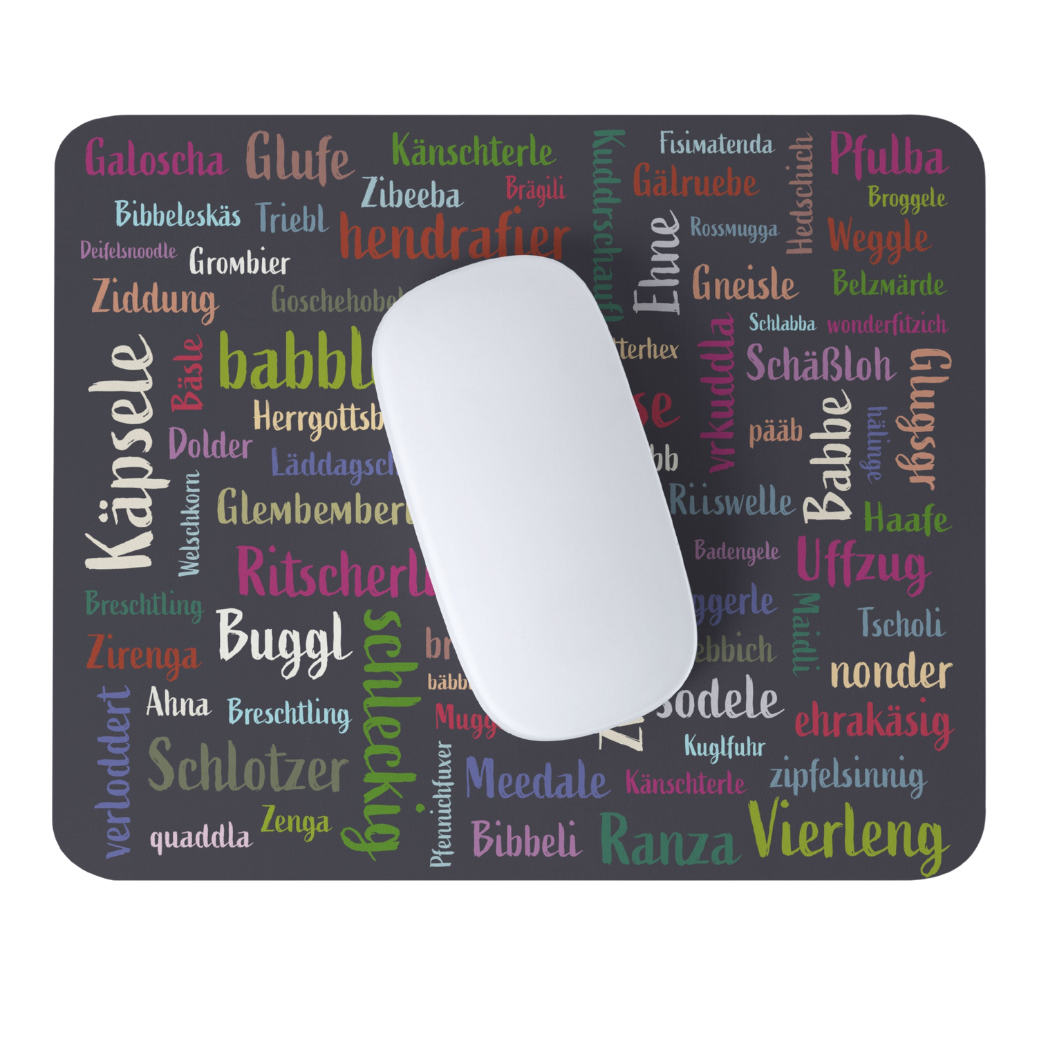 Eine weiße Maus auf einem Mundart-Mousepad mit deutschen Dialektwörtern.