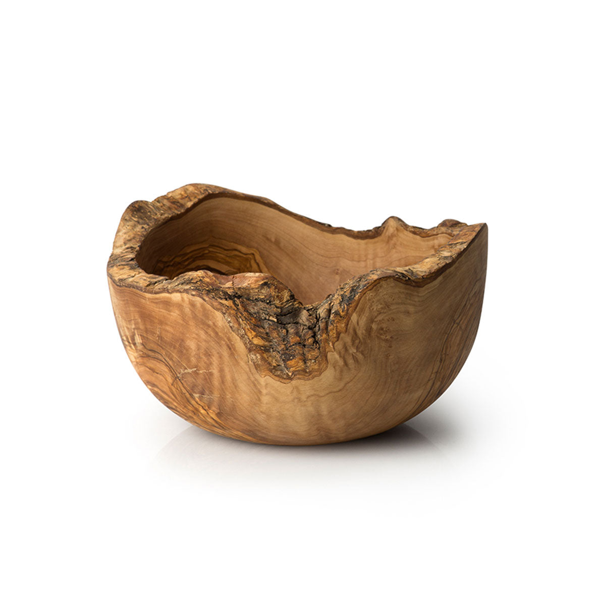 Die Schale Naturform aus Olivenholz – handgefertigt besticht durch natürliche Eleganz, einzigartige Holzmaserung und unregelmäßige Kante – präsentiert vor schlichtem weißem Hintergrund.