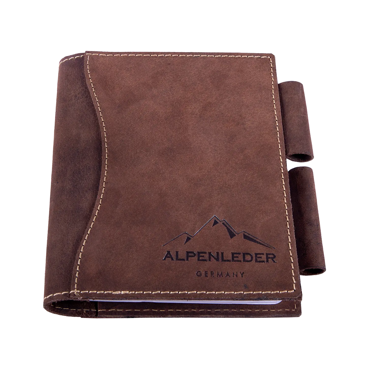 Das Notizbuch GOETHE DIN A6 ist ein braunes Ledernotizbuch mit dem Logo „Alpenleder Germany“ und Berggipfeln. Es verfügt über zwei Stiftschlaufen und ist mit einer feinen, sichtbaren Naht entlang der Kanten versehen.