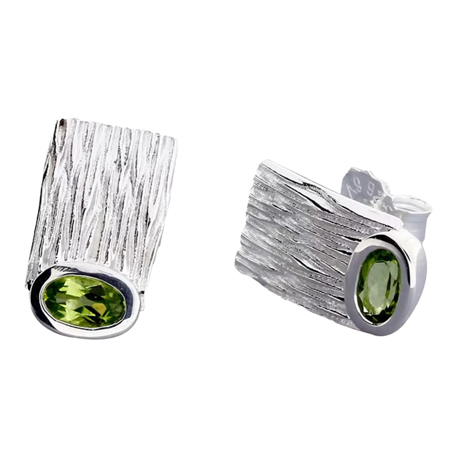 Silberschmuck Ohrstecker Crease Peridot mit strukturierter Oberfläche und grünen Edelsteinen.