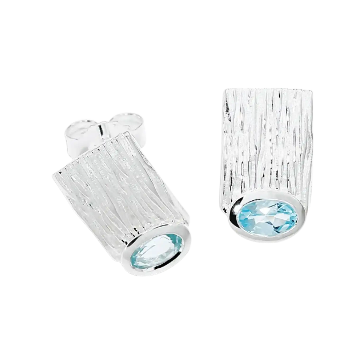 Silberschmuck Ohrstecker Crease mit Topas auf weißem Hintergrund.