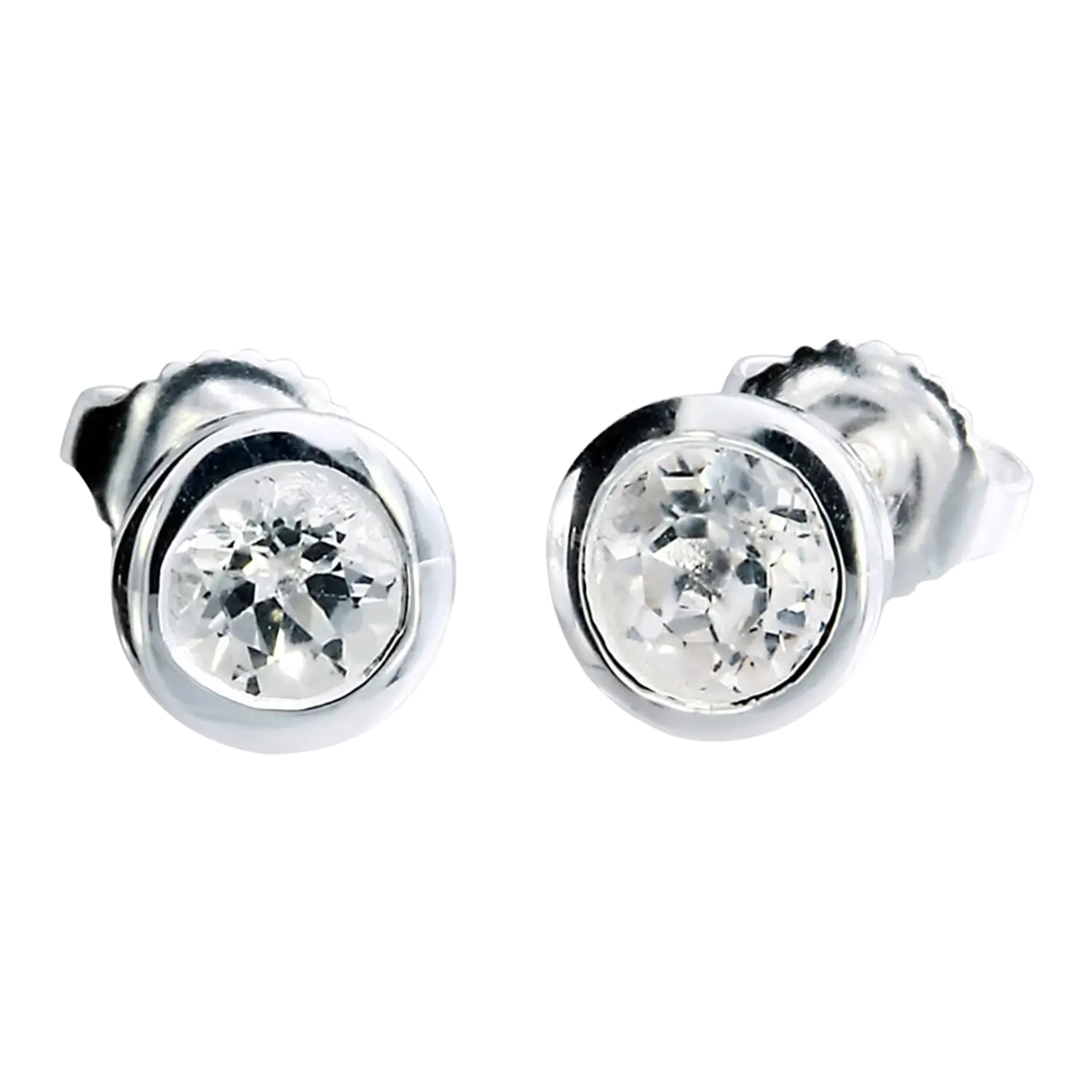 Paar Silberschmuck Ohrstecker mit weißem Topas auf weißem Hintergrund.