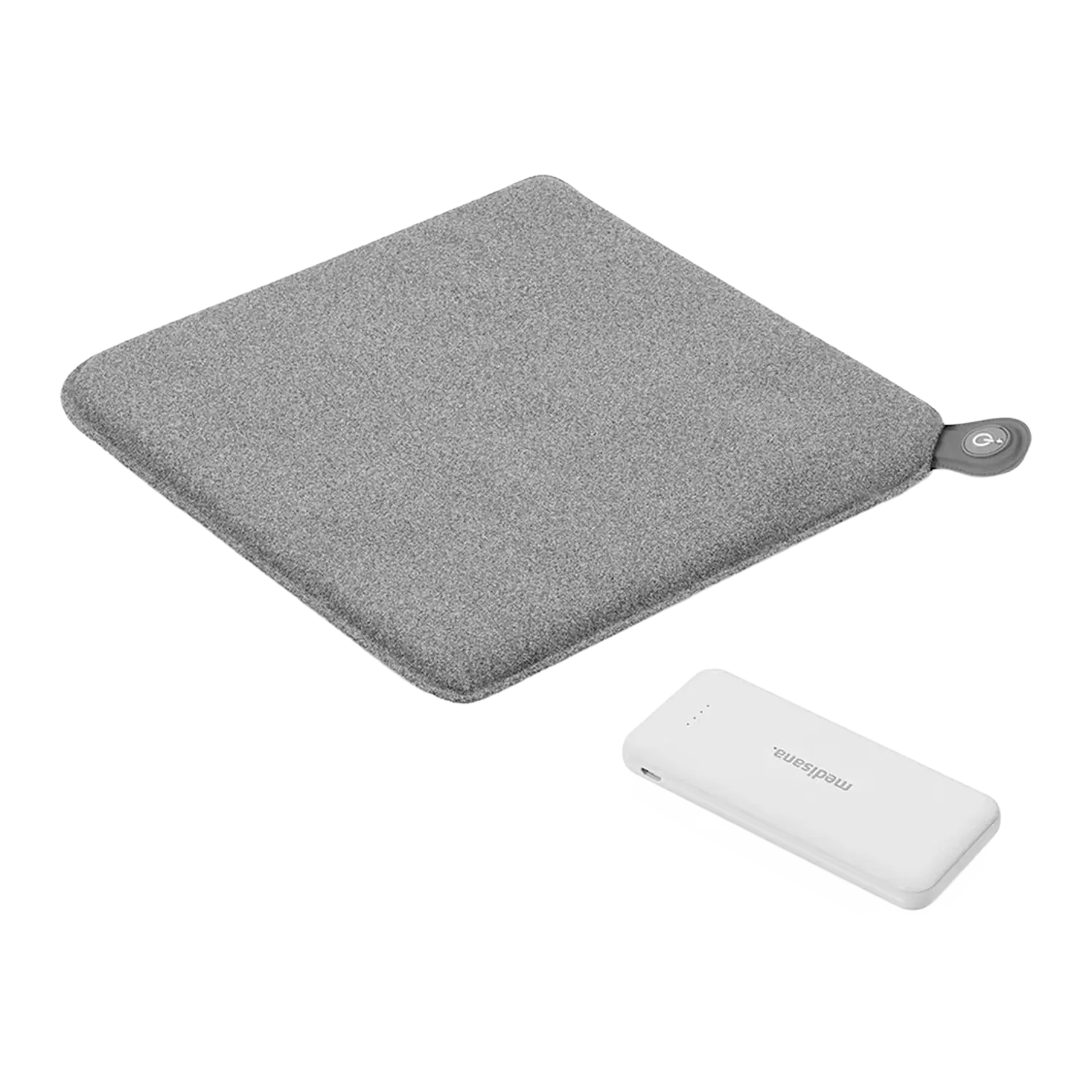 Ein graues Filzkissen beheizbar im Freien mit einer weißen tragbaren Powerbank daneben.