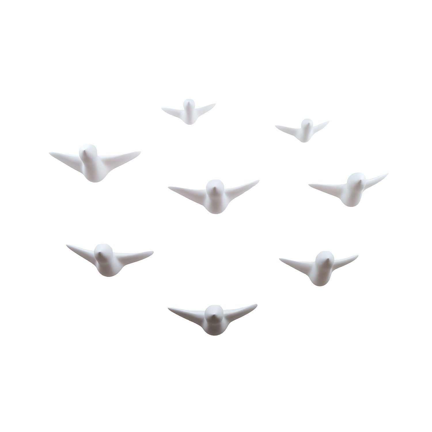 Die Wandskulptur „großer Vogelschwarm (8 Stk., weiß)“ zeigt sieben minimalistische weiße Vogelskulpturen, die an das elegante Ulmer Spatz-Design erinnern. Mit ausgebreiteten Flügeln erzeugen diese stilisierten Vögel Bewegung und verwandeln jede Wand in eine künstlerische Leinwand.