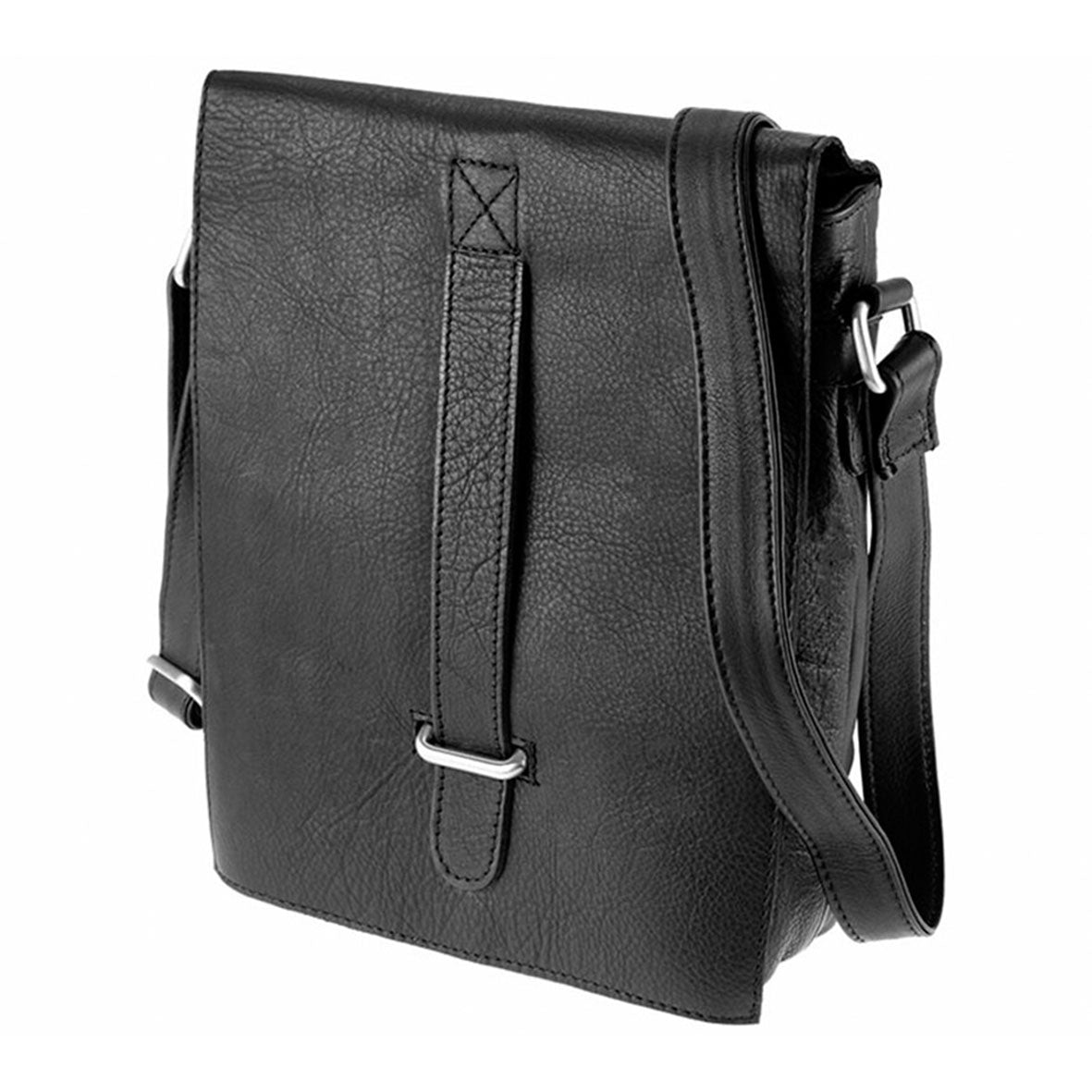 Die Umhängetasche POSTMAN aus hochwertigem Material verfügt über eine schwarze Lederstruktur, einen Riemen mit silberner Schnalle, eine rechteckige Form, eine obere Klappe und eine stabile Trageschlaufe vorne.