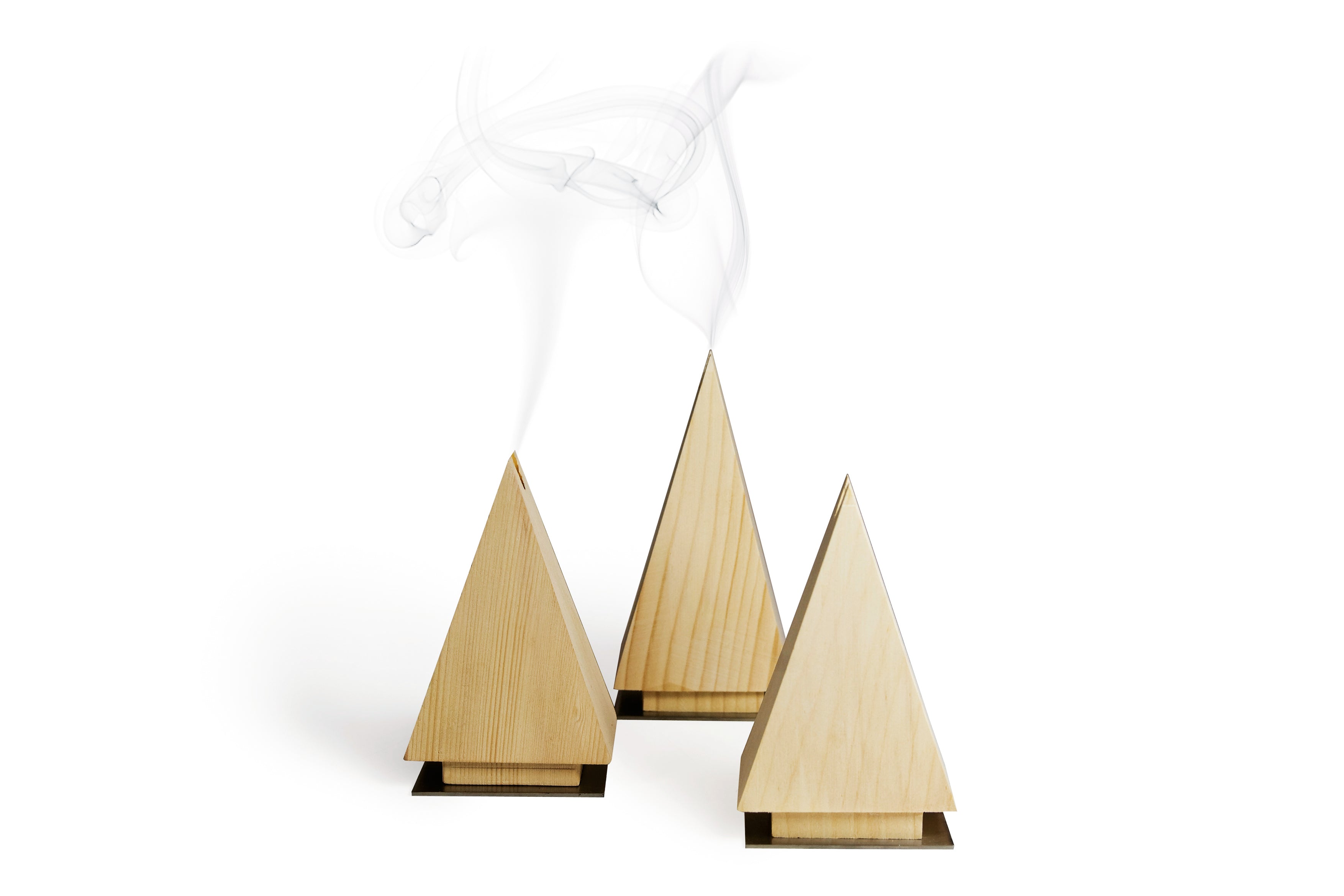 Drei Räuchermännchen-Räucherkerzenhalter halten jeweils einen glimmenden Kegel, aus dem zarter Rauch vor einem sauberen weißen Hintergrund aufsteigt.