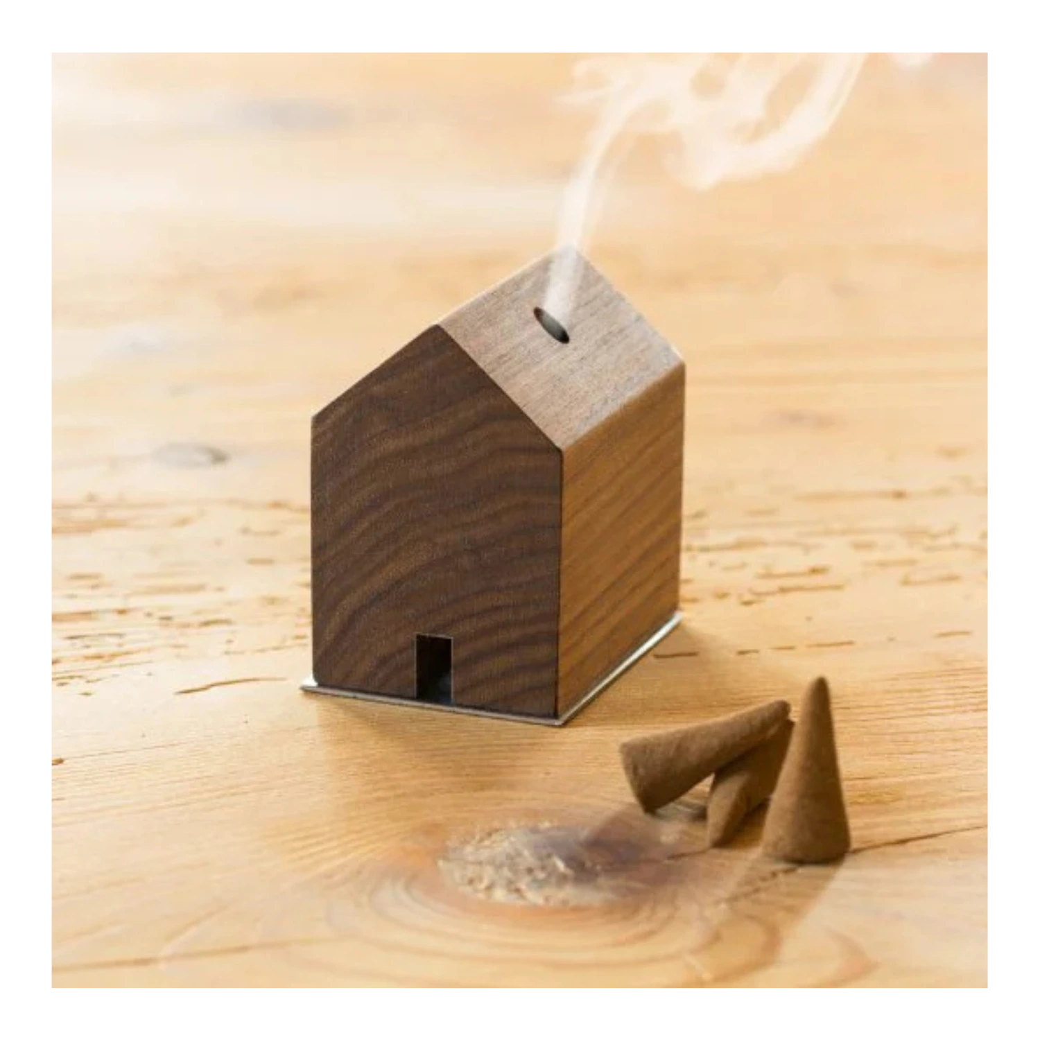 Räuchermännchen "Rauchhaus" mit Sandelholz-Räucherkegel von Designimdorf.