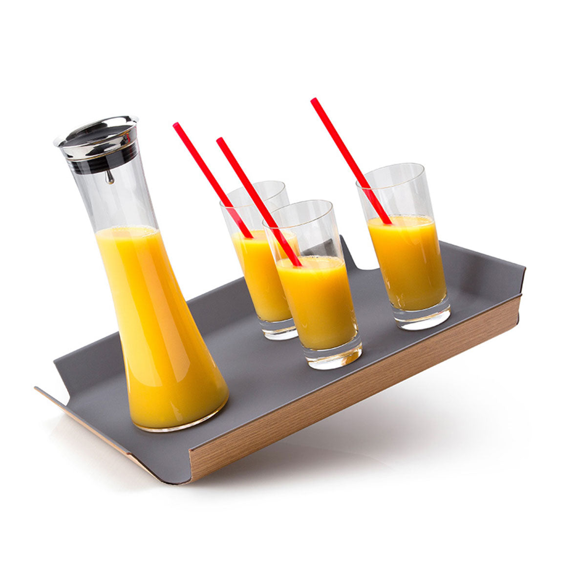 Das Rutschfeste Tablett, ein modernes, geneigtes Serviertablett, verfügt über eine rutschfeste Oberfläche und eine Holzkante mit grauem Sockel. Es bietet eleganten Platz für eine Karaffe und drei Gläser Orangensaft, jeweils mit einem roten Strohhalm ausgestattet, was sein klares, minimalistisches Design unterstreicht.
