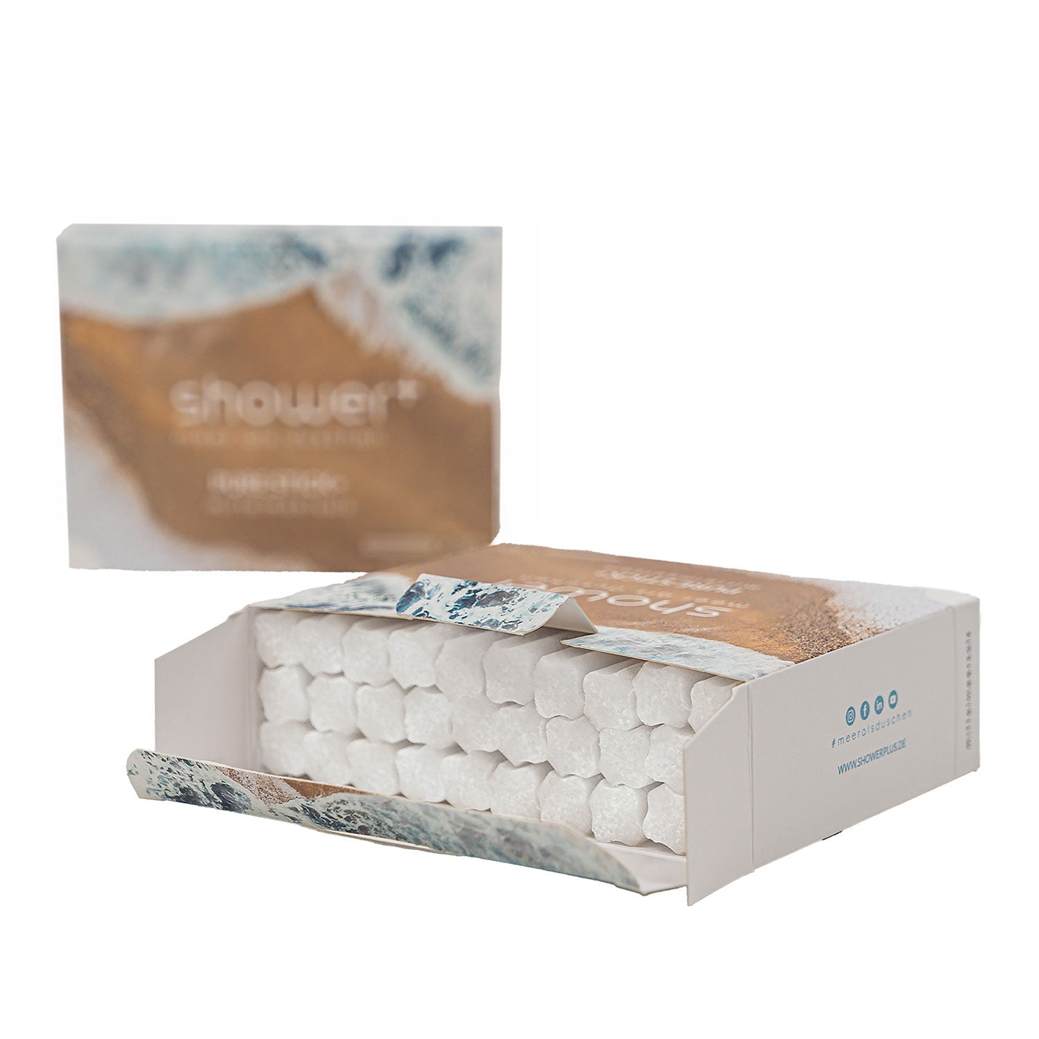 Offene Kartonschachtel mit den Duschdampfern „Deine Salzdusche für Zuhause“ im Ozean-Design, perfekt für empfindliche Haut. Die Schachtel zeigt ein Wellenmuster und ein Logo, das an eine Salzwasserdusche erinnert. Im Inneren befinden sich mehrere ordentlich gestapelte schneeweiße Dampfer.