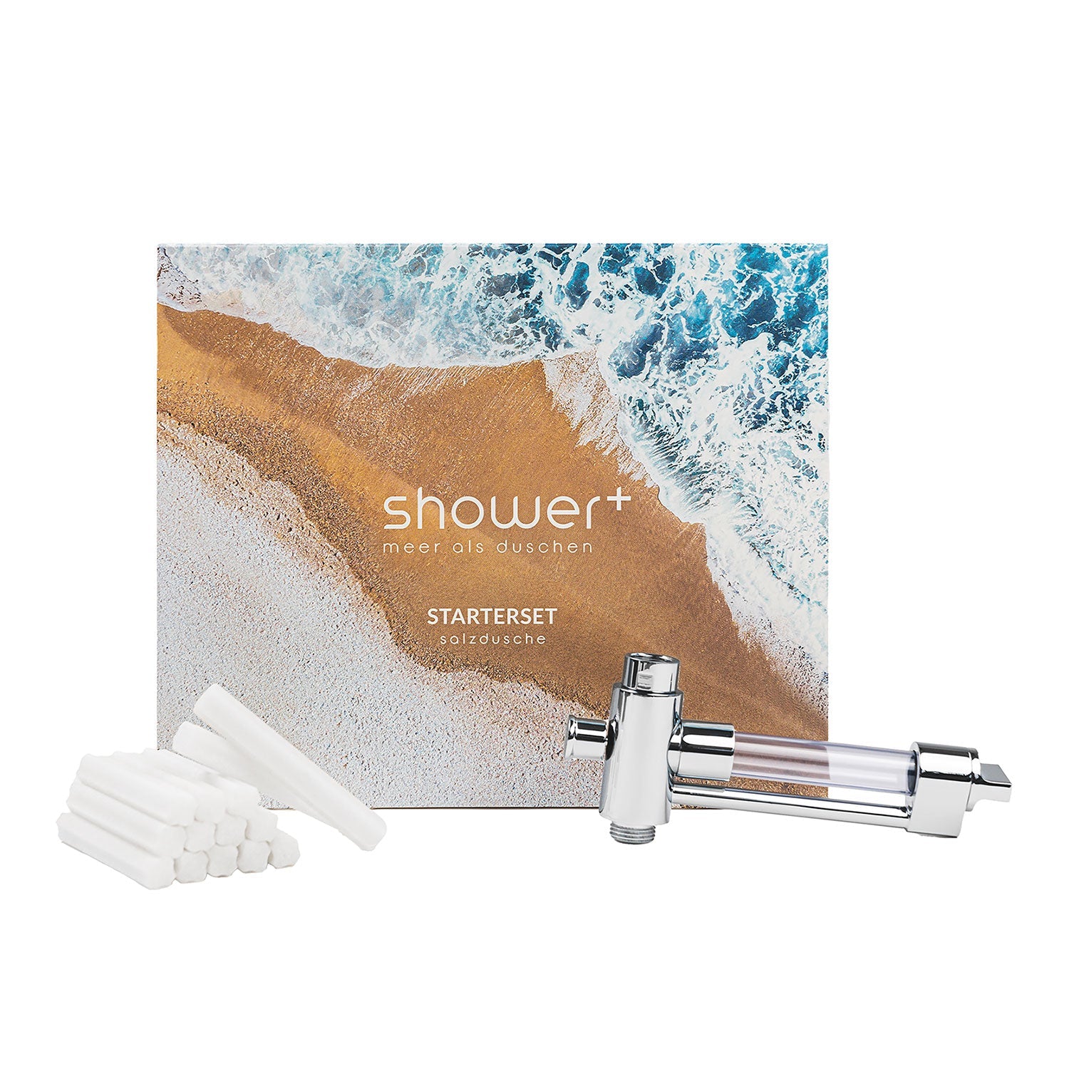 Das Dusch-Starter-Set „Deine Salzdusche für Zuhause“ mit Meeresmotiv-Verpackungsdesign, perfekt für empfindliche Haut, enthält einen metallischen Salzdusche-Filter mit transparenten Abschnitten und sauber angeordneten weißen Filterstäbchen.