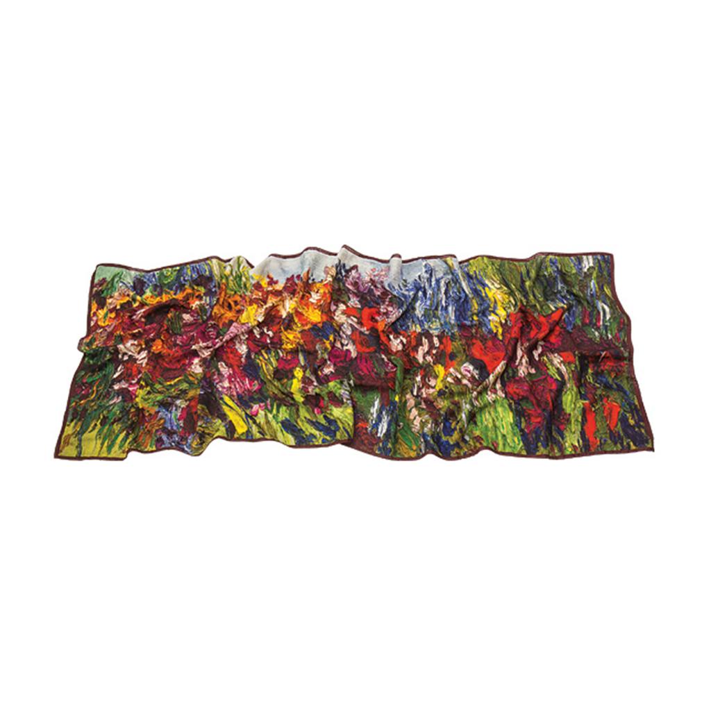 Der Schal „Blumenwiese“ ist ein rechteckiger Schal aus feinen Materialien mit einem abstrakten Blumenmuster in leuchtendem Rot, Grün, Gelb und Blau. Gefertigt aus Kaschmirwolle, besticht er durch seine leicht knittrige Textur, die dem Design dieses hochwertigen Schals Tiefe verleiht.