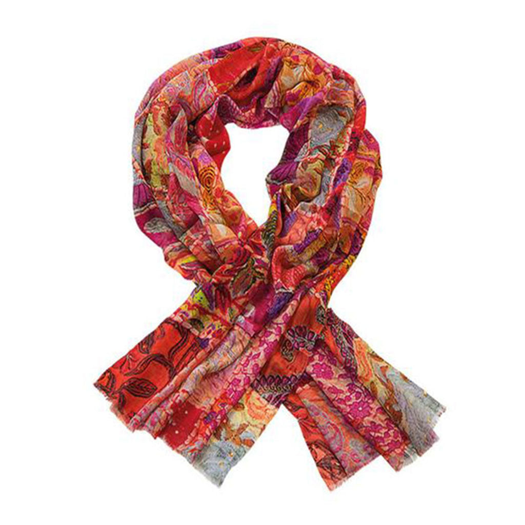 Der Schal „Jasmin“ besticht durch ein filigranes Blumenmuster in leuchtenden Rot-, Rosa-, Orange- und Blautönen. Er besteht aus Wolle und Seide und ist kunstvoll zu einem lockeren Knoten vor einem schlichten weißen Hintergrund drapiert, was ihm ein farbenfrohes und strukturiertes Aussehen verleiht.