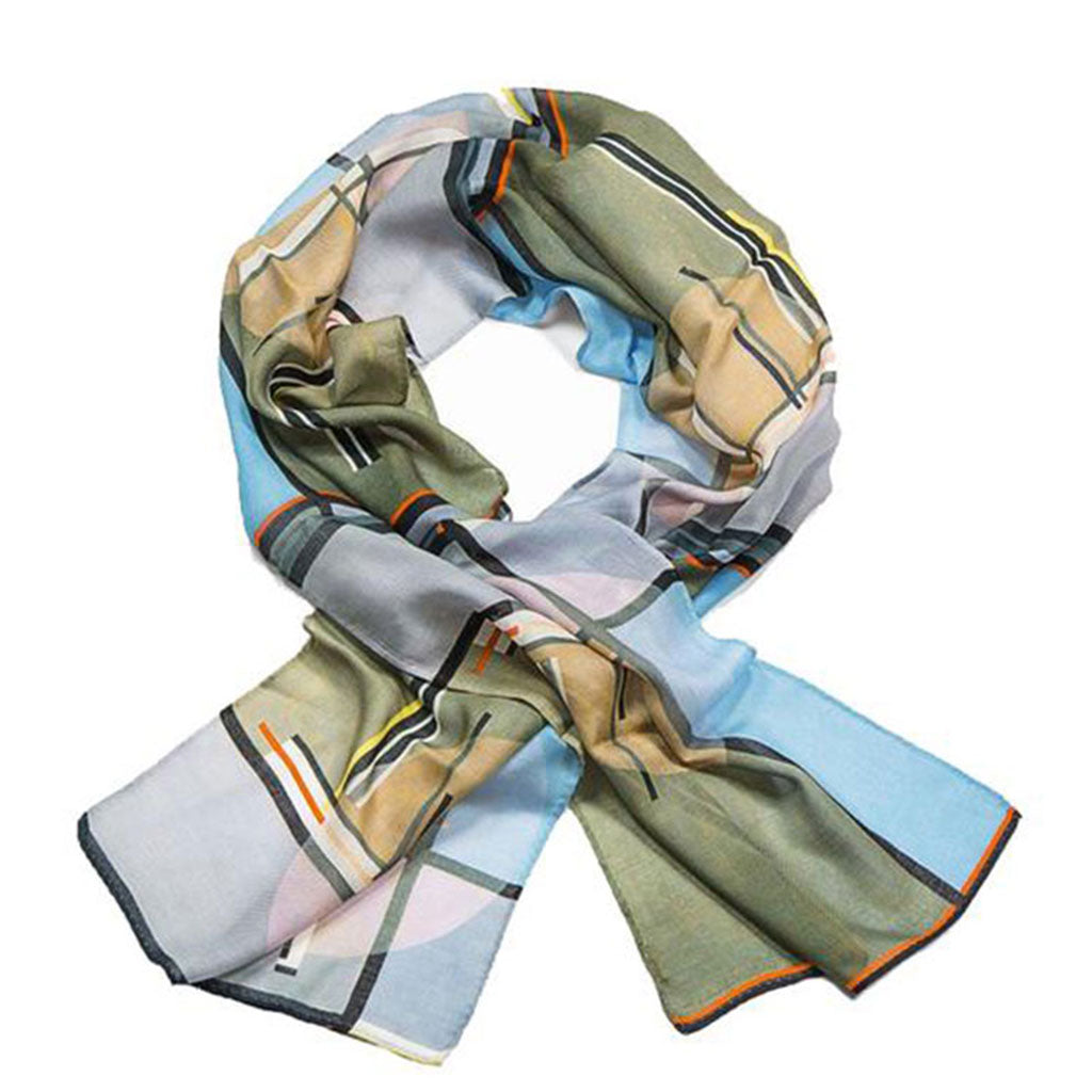 Der Schal „LIS“ von Petra Waszak ist ein leichtes, rechteckiges Accessoire mit geometrischem Design in Grün, Blau, Hellbraun, Orange und Schwarz. Dieses schicke Stück besticht durch seinen transparenten Stoff, der elegant in Falten fällt.