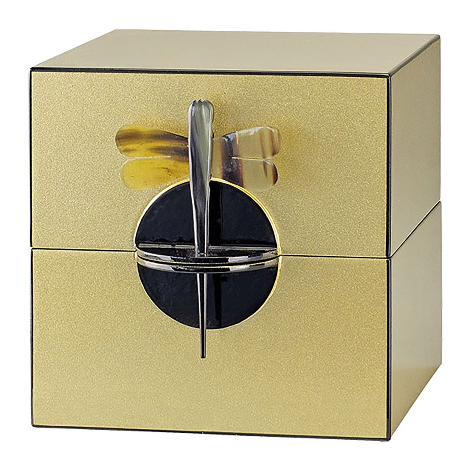Die Schatulle "Dragon Fly" (Goldfarben) ist eine goldene, quadratische Box mit glänzender Oberfläche aus lackiertem Holz. Sie verfügt über einen schwarzen, runden Verschluss und eine dekorative Büffelhorn-Libelle auf der Vorderseite. Das Libellen-Design mit durchscheinenden Flügeln und dem metallischen Korpus verleiht ihr eine elegante Note.