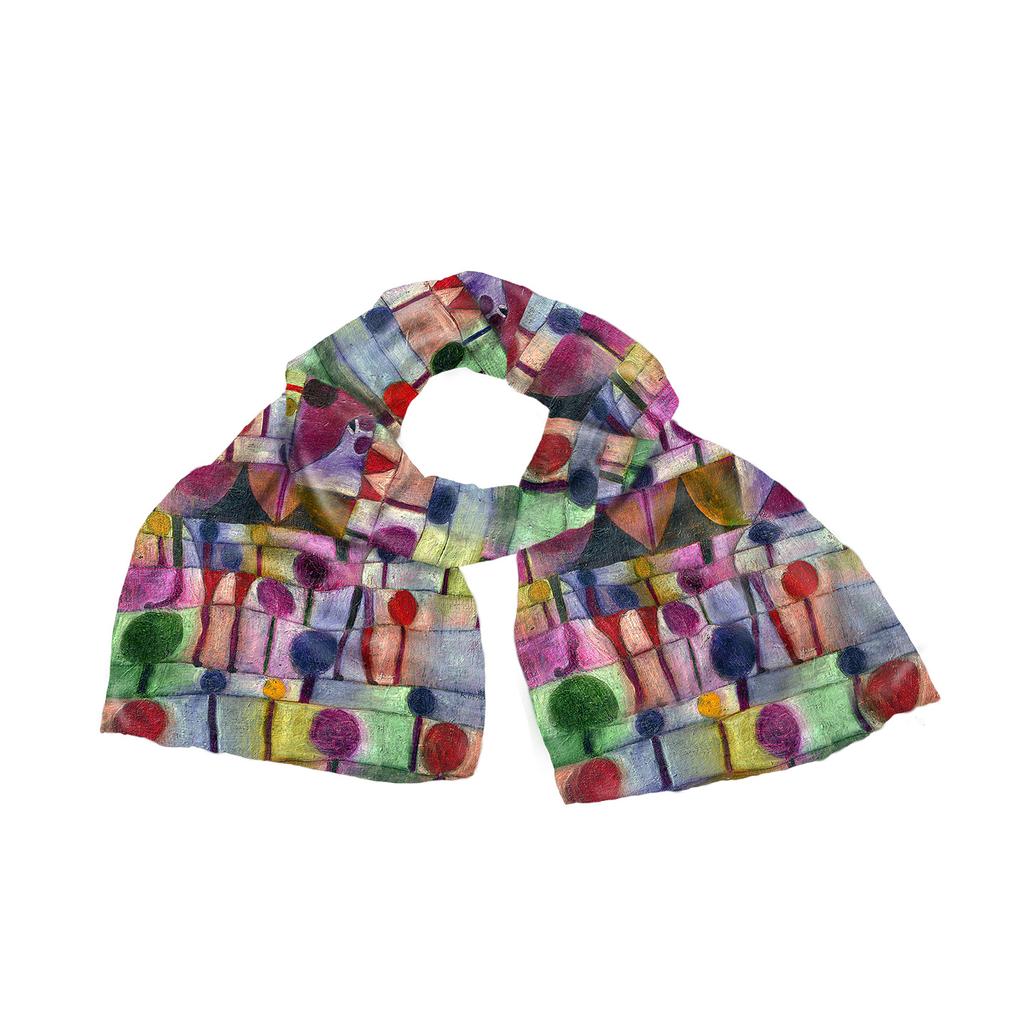 Der Seidenschal „Kamel in Baumlandschaft“ zeigt ein lebendiges, künstlerisches abstraktes geometrisches Muster in Grün, Rosa, Orange, Blau und Lila mit vertikalen und horizontalen Linien, Kreisen und Rechtecken, inspiriert von Paul Klee.