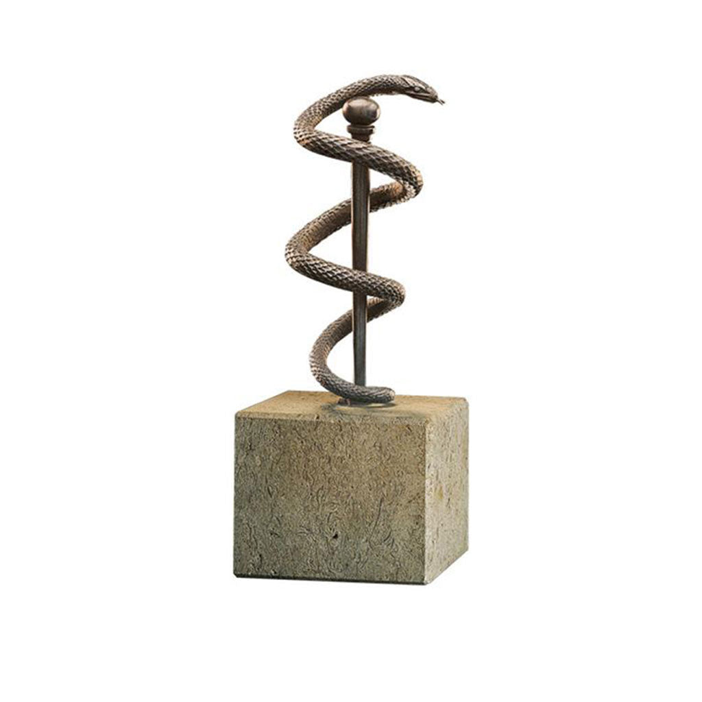 Die Skulptur „Äskulapnatter“ zeigt eine Metallschlange, die sich um den Äskulapstab windet und auf einem quadratischen Steinsockel steht. Ihre filigranen Schuppen bilden ein kunstvolles Spiralmuster, das vor weißem Hintergrund alte Medizinsymbolik mit moderner Ästhetik verbindet.