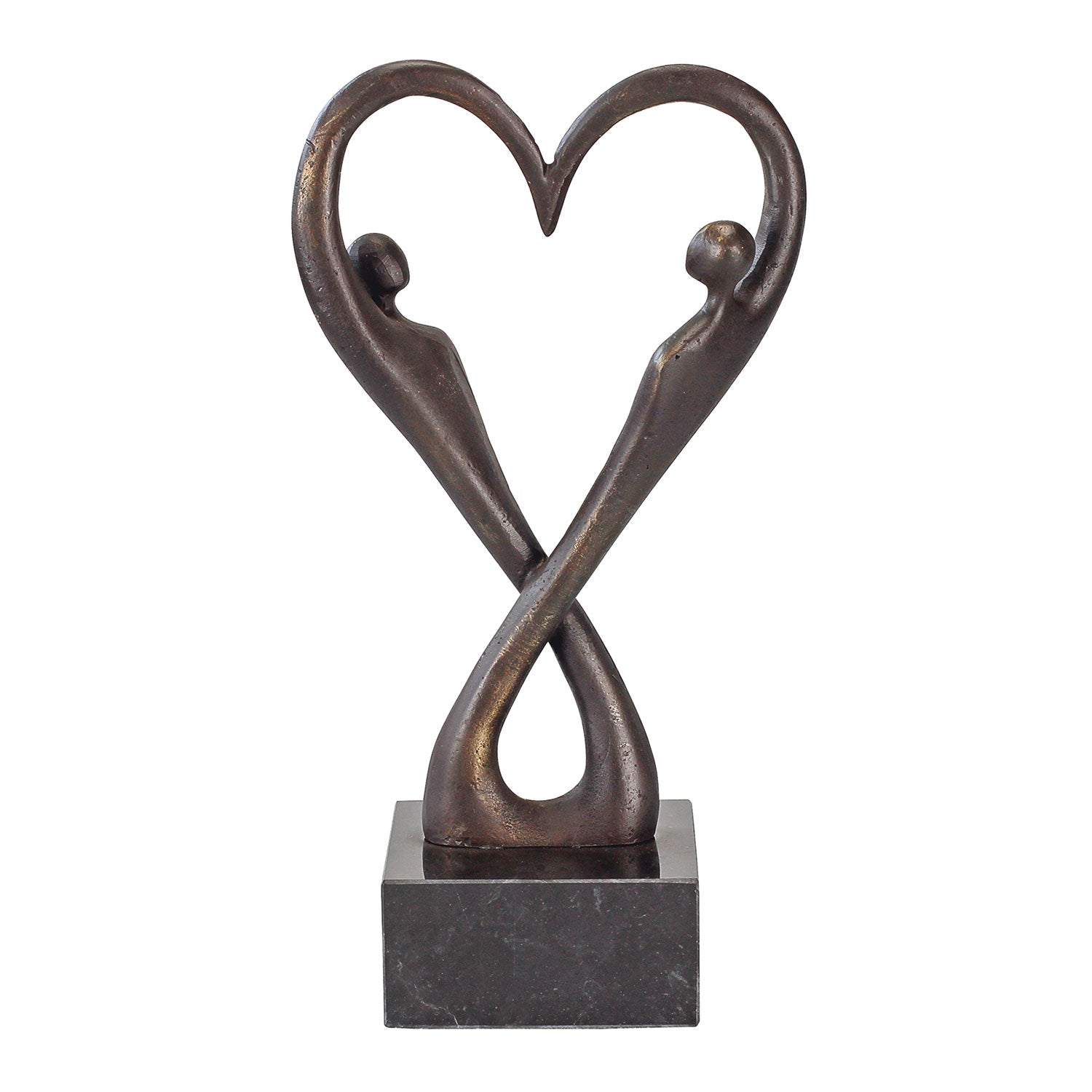 Die Skulptur „In Liebe verbunden“ zeigt zwei stilisierte Figuren, die ineinander verschlungen sind und auf einem rechteckigen Sockel eine Herzform bilden, in der Optik von dunklem Metall.