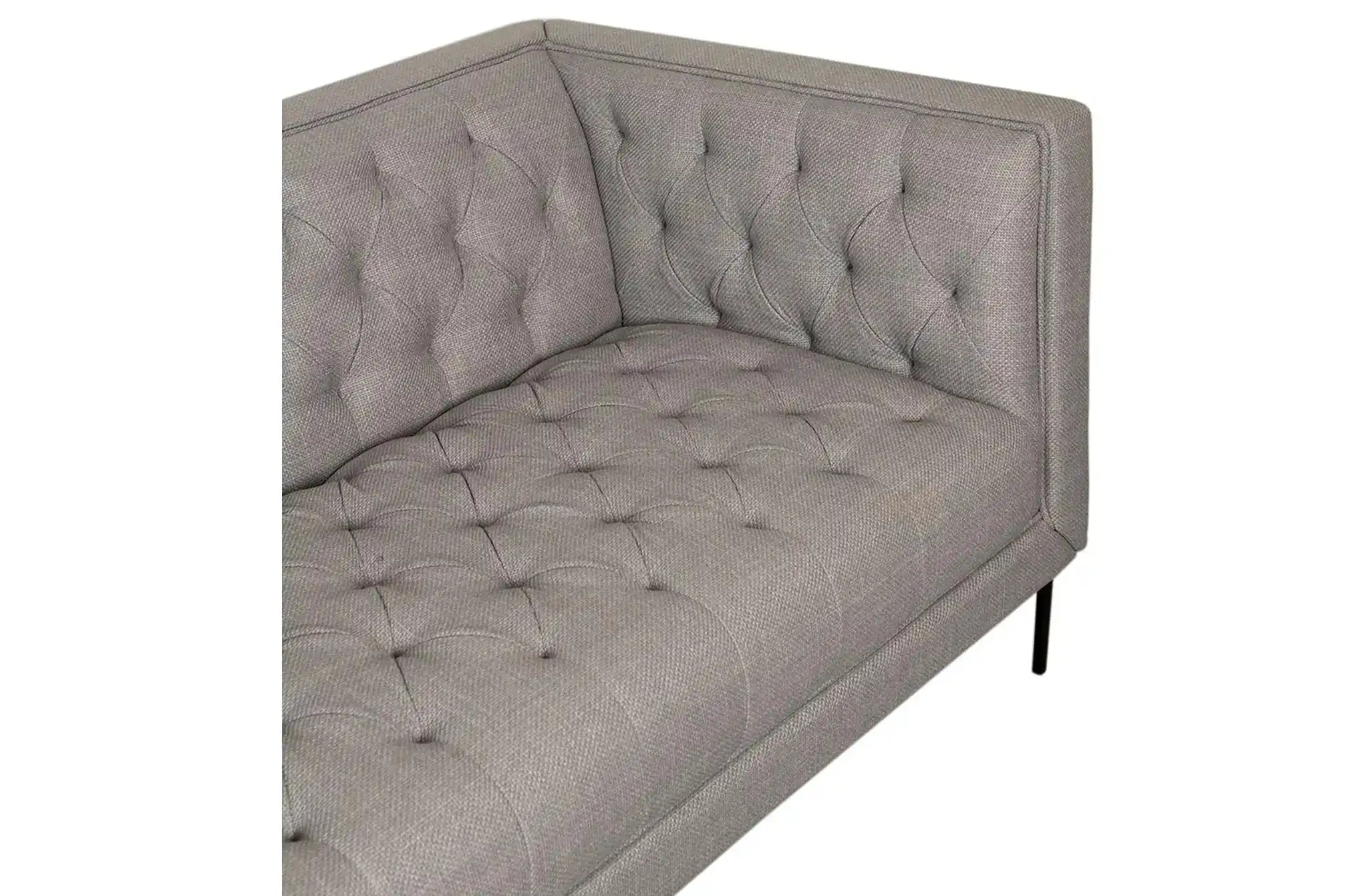 Lounge Sofa Troia: Graues getuftetes Ecksofa mit Knopfdetails.