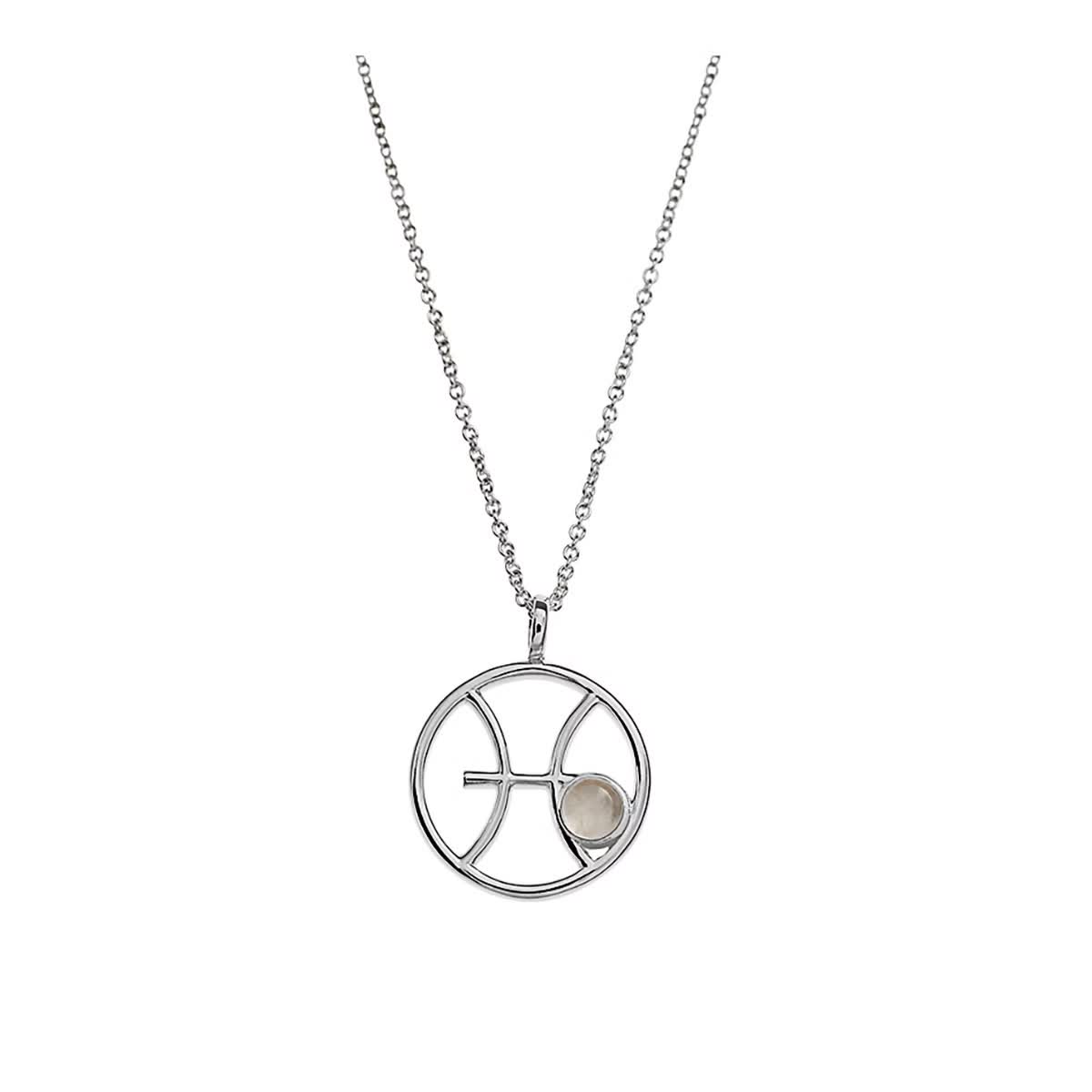 Der Kettenanhänger Sternzeichen Fische besteht aus einem runden Anhänger aus 925er Silber mit einem stilisierten Fisch-Symbol und einem kleinen Mondstein unten rechts. Die feine Gliederkette verleiht dieser eleganten Halskette Raffinesse.