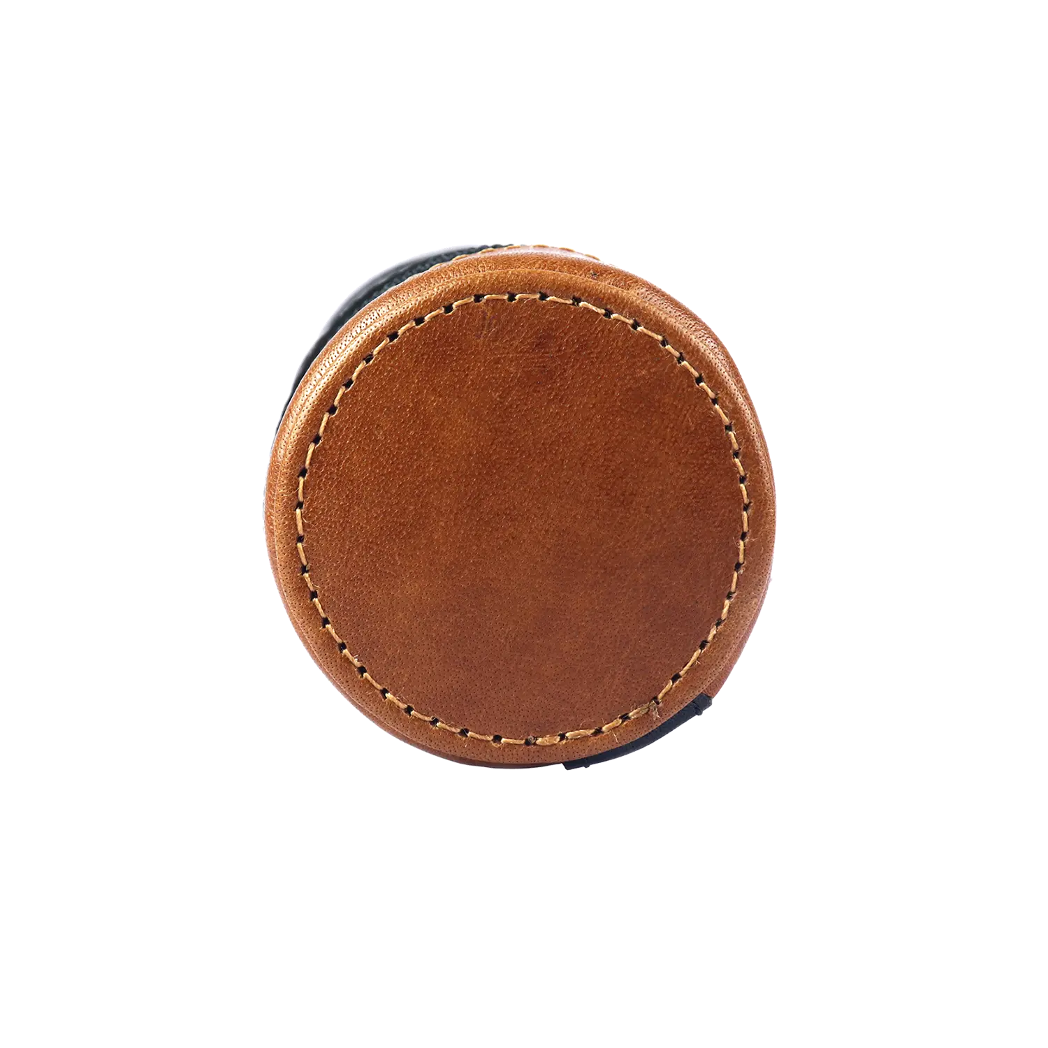 Das runde Stifteetui GRIFFEL ist ein einzigartiges Stück aus pflanzlich gegerbtem Leder mit einer braunen Oberseite mit sichtbaren Randnähten auf weißem Hintergrund.