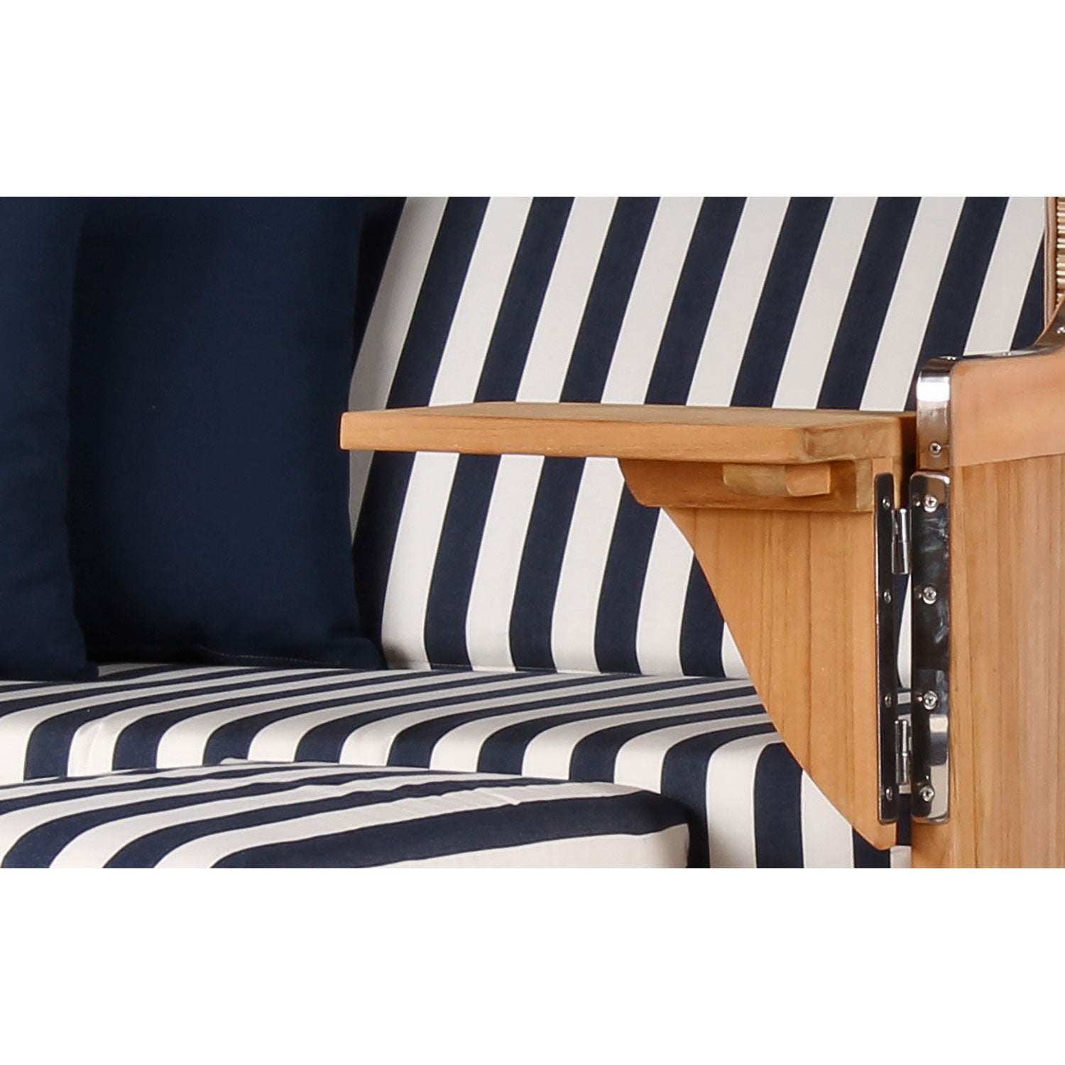 Eine Nahaufnahme des Strandkorbs DÜNE zeigt blau gestreifte Kissen und Armlehnen aus Teakholz. Dieses Design vereint modernen und klassischen Stil und macht ihn zu einer schicken Sitzgelegenheit für die Terrasse.