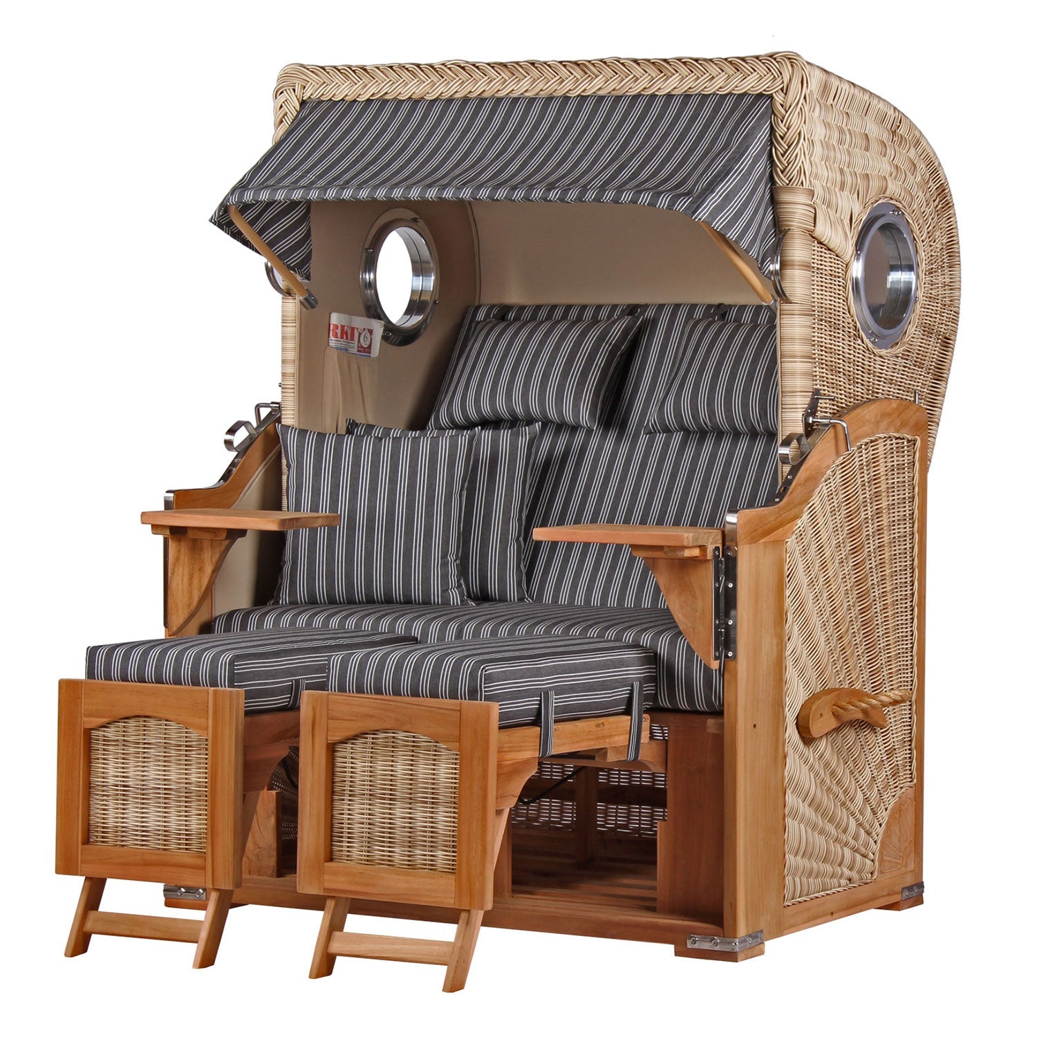 Der Strandkorb DÜNE, grau mit Nadelstreifen, ist ein Zweisitzer-Strandkorb aus PE-Geflecht mit gestreiftem Stoffdach und Kissen. Er verfügt über Armlehnen, Fußstützen, Beistelltische aus Teakholz, ein abgerundetes Dach und runde Baldachinfenster und vereint Eleganz und Funktionalität.