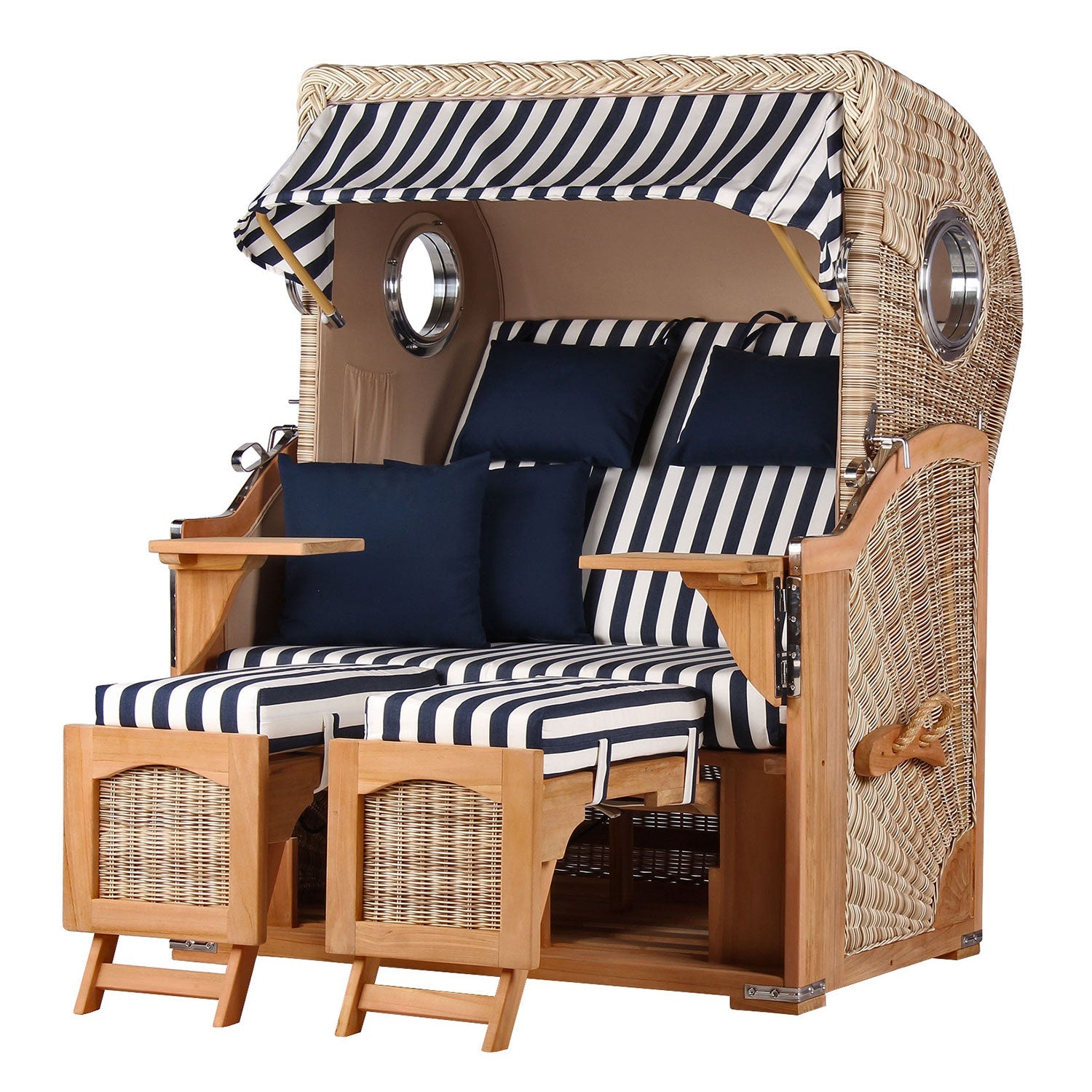 Der Strandkorb DÜNE, blau gestreift ist ein charmanter Zweisitzer-Strandkorb mit blau-weißen Streifen. Er verfügt über ein Korbdach, Fußstützen, verstellbare Rückenlehnen und Armlehnen aus Teakholz – perfekt für Freizeit und Entspannung im Freien.