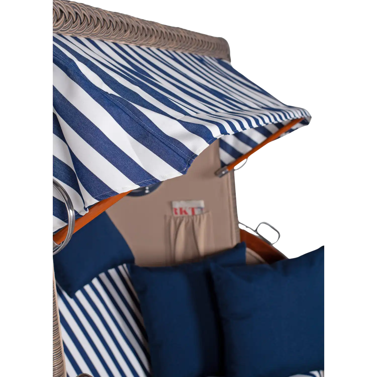 Strandkorb mit Zeitungstasche