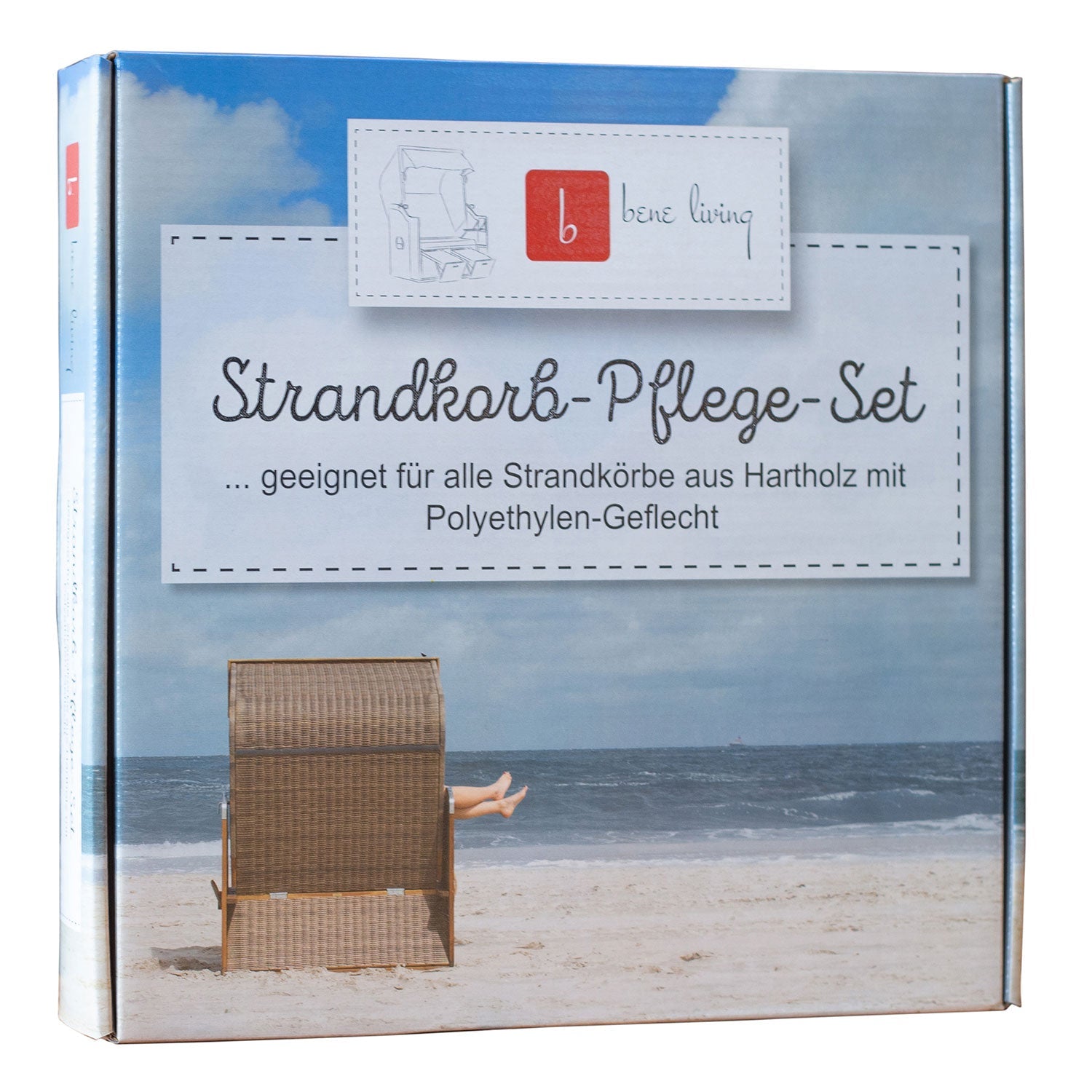 Das Strandkorb Zubehör Pflegeset von Bene Living präsentiert sich in einer Verpackung mit Strandmotiv, das einen Korbstuhl vor der Kulisse des Meeres zeigt. Es eignet sich ideal zur Pflege von Hartholz-Strandkörben mit Polyethylen-Geflecht und sorgt so für langanhaltende Schönheit und Haltbarkeit.