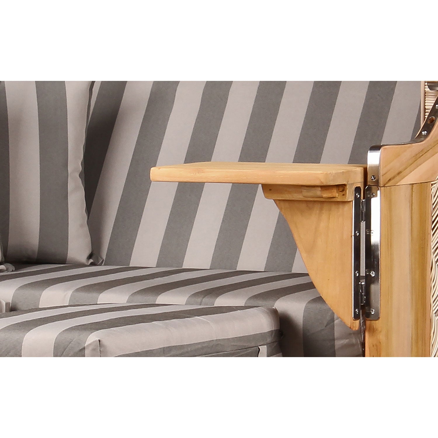 Der Strandkorb DÜNE, grau gestreift 537 präsentiert gepolsterte Sitzgelegenheiten mit grauen und weißen Längsstreifen, ergänzt durch eine Armlehne aus Teakholz mit ausklappbarem Tisch, und bietet durch seinen weichen Stoff und die glatte Holzoberfläche sowohl Komfort als auch Funktionalität.
