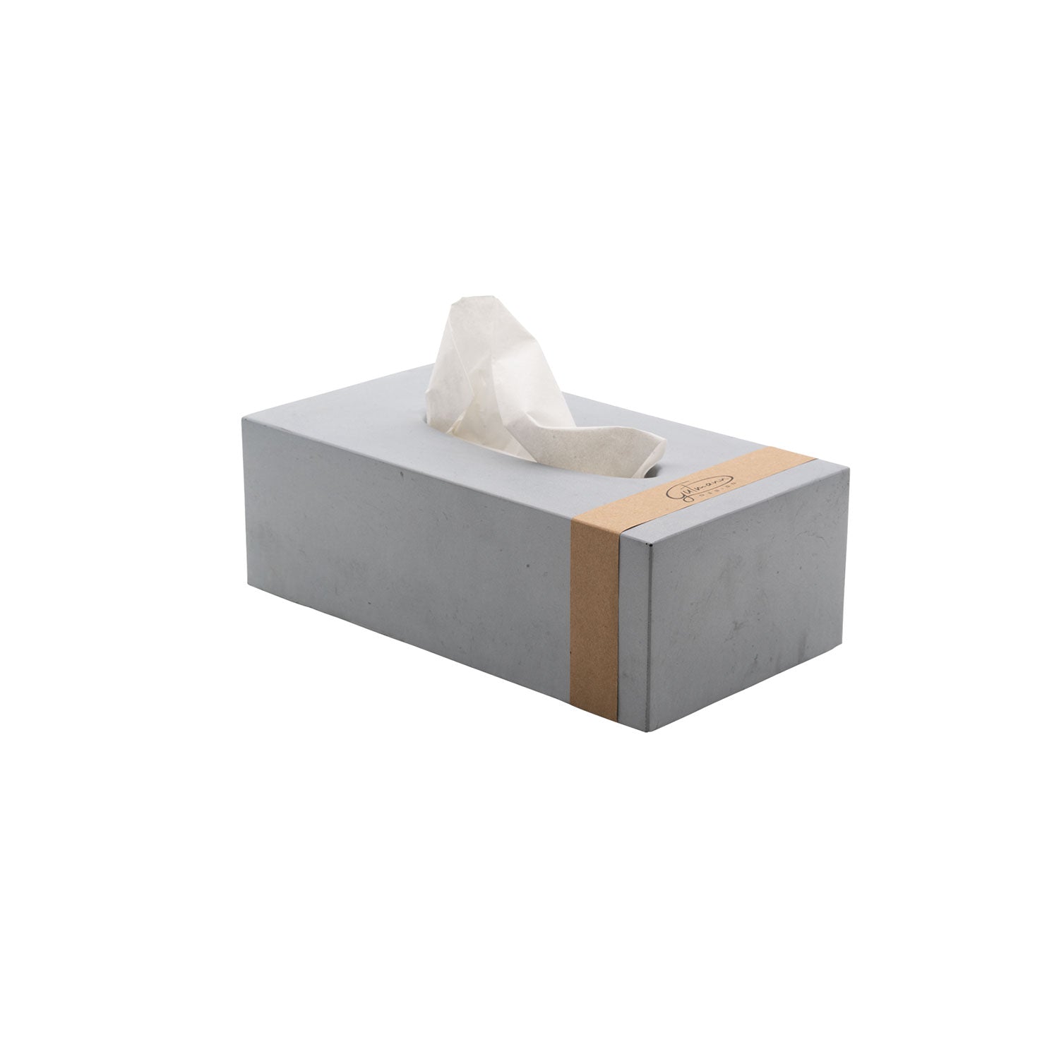 Die Taschentücherbox aus Beton ist ein mattgrauer, rechteckiger Taschentuchhalter mit einem teilweise herausgezogenen Taschentuch und einem dezenten beigen Band mit schwachem Text an einem Ende und bietet moderne Ästhetik als stilvolle Aufbewahrungslösung.