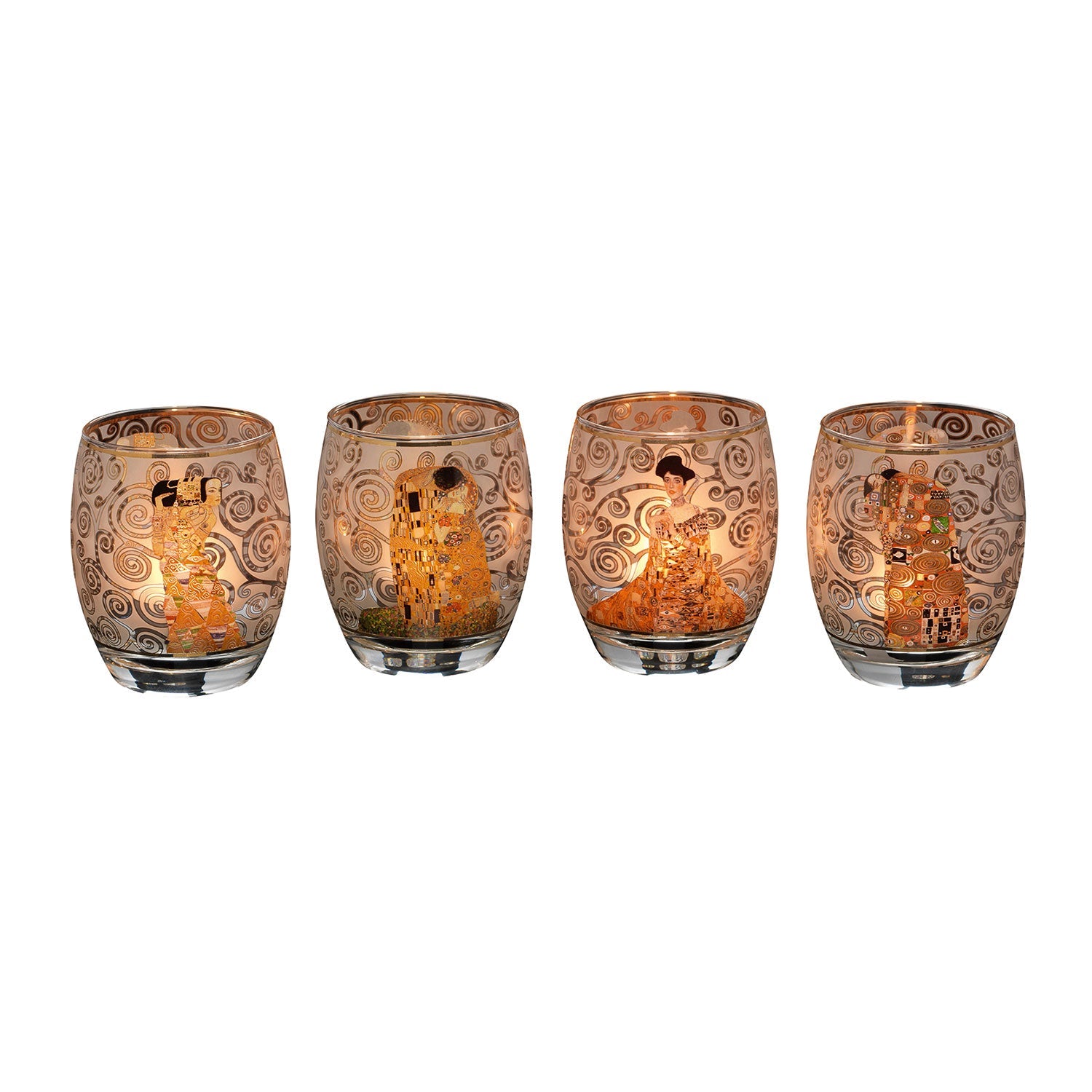 Ein Set aus vier verzierten Teelichtgläsern mit verschiedenen, von Künstlern inspirierten Designs, darunter Figuren und Muster von Gustav Klimt, die jeweils in einem warmen, bernsteinfarbenen Licht leuchten, wenn eine Kerze hineingestellt wird.