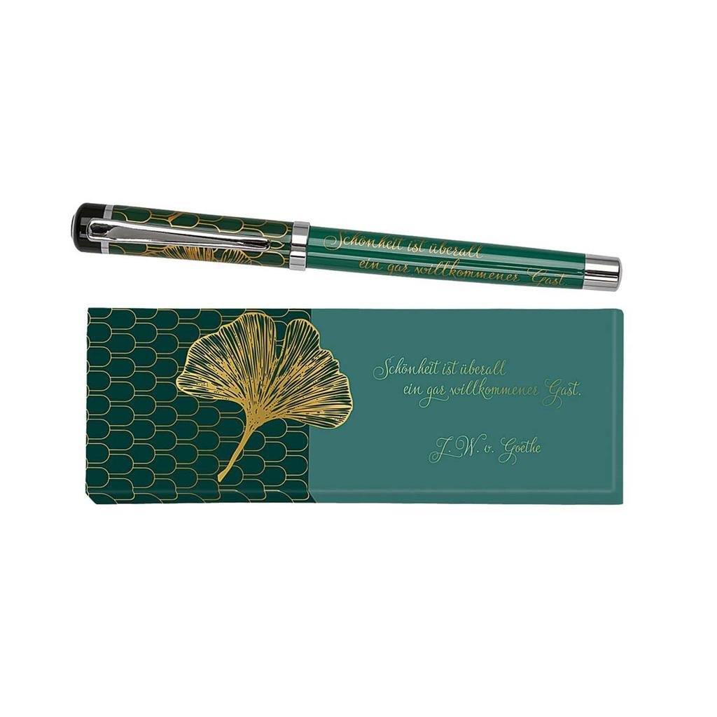 Der Tintenroller Johann Wolfgang von Goethe ist ein grün-goldener Füllfederhalter mit Ginkgoblatt-Design, elegant gepaart mit einem passenden Etui mit demselben Motiv und einem inspirierenden Zitat von Goethe.