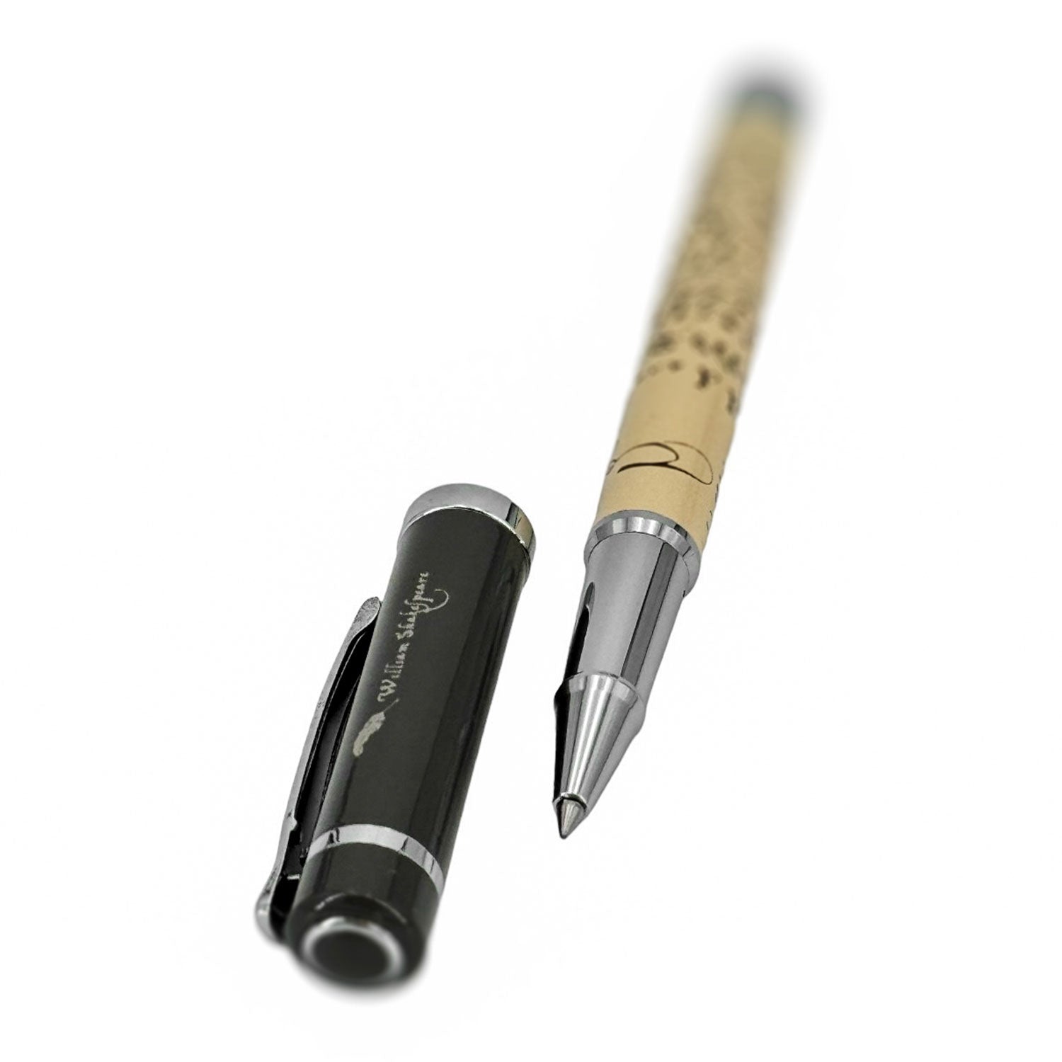 Der Tintenroller William Shakespeare hat einen beigefarbenen Körper mit filigranen Mustern, eine silberne Spitze und eine schwarze Kappe mit graviertem Design und silbernem Clip. Er ist perfekt für jeden Schreibwarenliebhaber und ein ideales Geschenk. Der Hintergrund ist weiß.