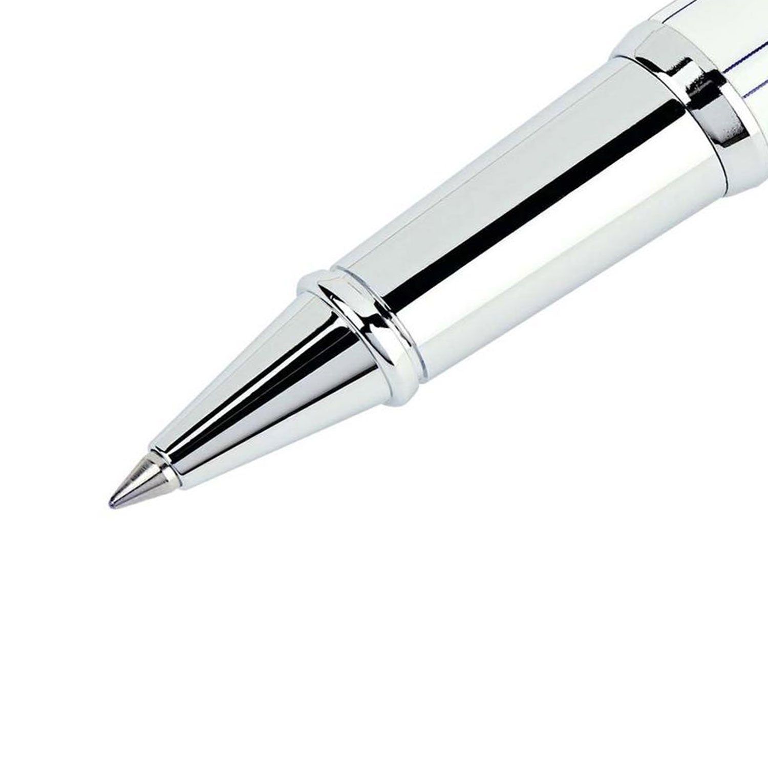 Nahaufnahme der glatten Spitze des Tintenrollers Johann Wolfgang von Goethe auf weißem Hintergrund. Die glänzende Metalloberfläche reflektiert das Licht und unterstreicht so das elegante und zeitlose Design.