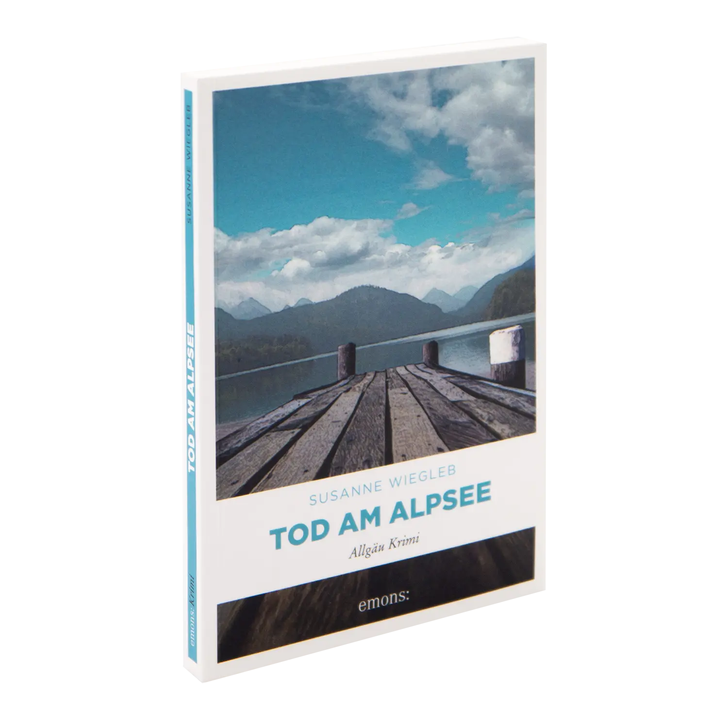 Das Cover von Susanne Wieglebs „Tod am Alpsee“ zeigt einen ruhigen Seeblick mit einem ins Wasser ragenden Holzsteg und majestätischen Bergen unter einem teilweise bewölkten Himmel.