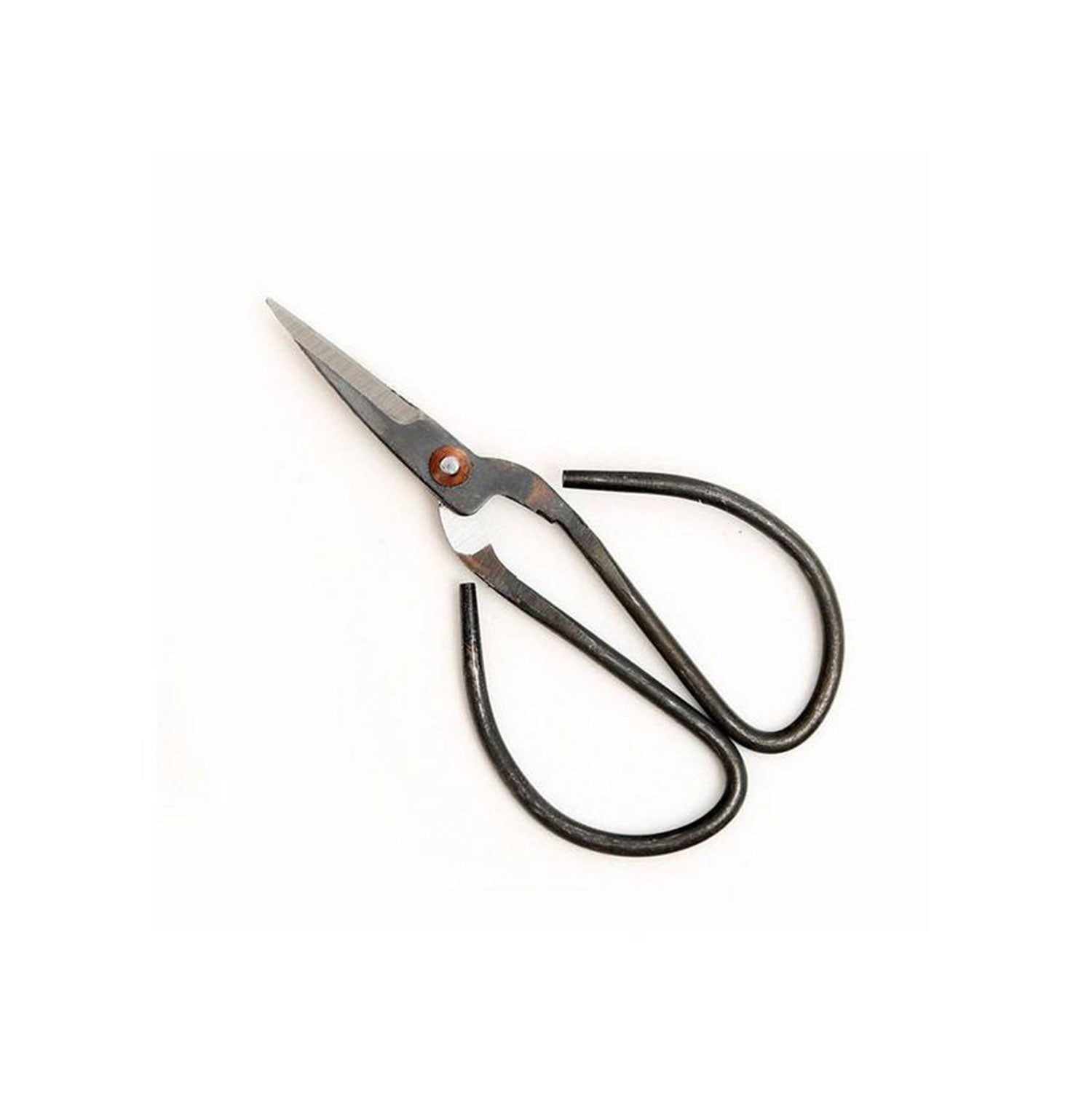 Das Geschenkset „Küchengarten“ umfasst eine Metallschere im Vintage-Stil mit schwarzen, offenen Griffen, einer spitzen Spitze und einem rostfarbenen Gelenk, das an klassisches Design erinnert und auf einem schlichten weißen Hintergrund dargestellt ist.