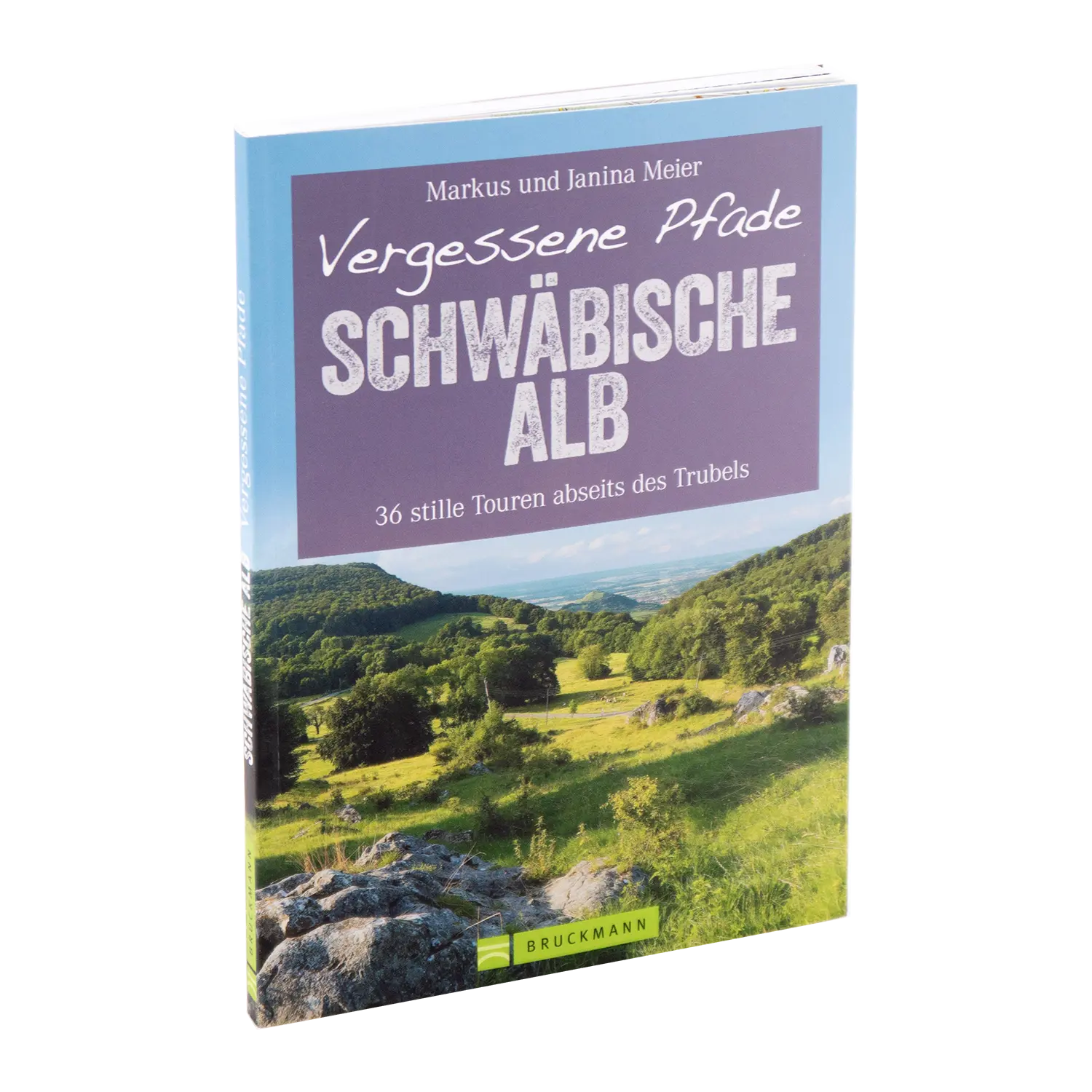 Das Titelbild zu „Vergessene Pfade Schwäbische Alb“ von Markus und Janina Meier zeigt eine malerische Landschaft mit sanften Hügeln und grünen Feldern unter blauem Himmel. Der Untertitel lautet „36 stille Touren abseits des Trubels.