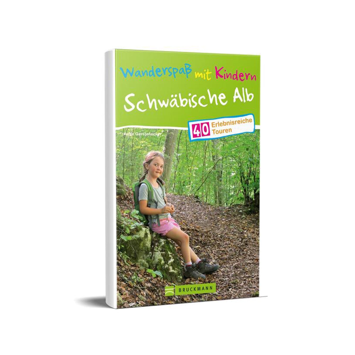 Das Cover von „Wanderspaß mit Kindern – Schwäbische Alb“ zeigt ein Kind in Wanderausrüstung auf einem Baumstamm in einem üppigen Wald. Es ist ein „Familienwanderführer“ von Bruckmann mit 40 spannenden Touren.