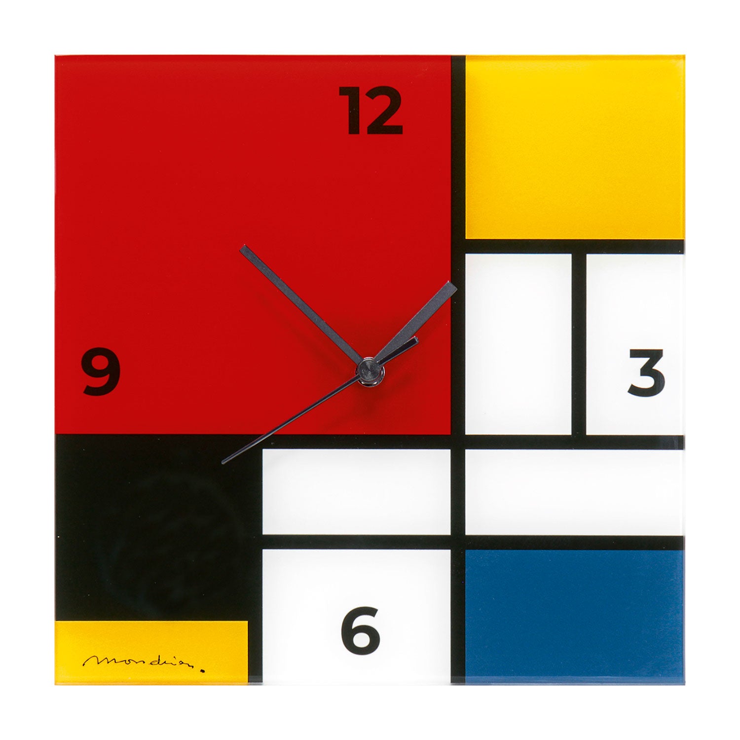 Die Wanduhr „Komposition in Rot, Blau, Gelb und Schwarz“ besticht durch ein von Mondrian inspiriertes quadratisches Design mit roten, gelben, blauen, weißen und schwarzen geometrischen Blöcken. Schwarze Stunden- und Minutenzeiger zeigen die Stunden durch die fettgedruckten Ziffern 3, 6, 9 und 12 an. Ein geräuschloses Quarzuhrwerk sorgt für ein leises Ticken.